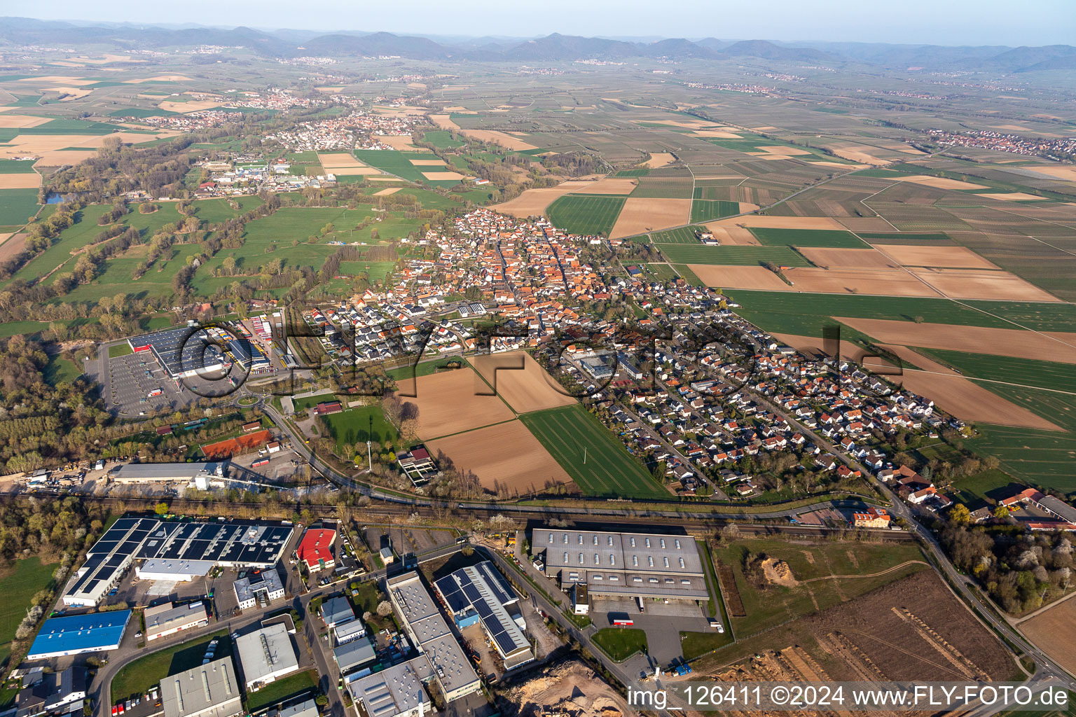 Rohrbach dans le département Rhénanie-Palatinat, Allemagne d'un drone