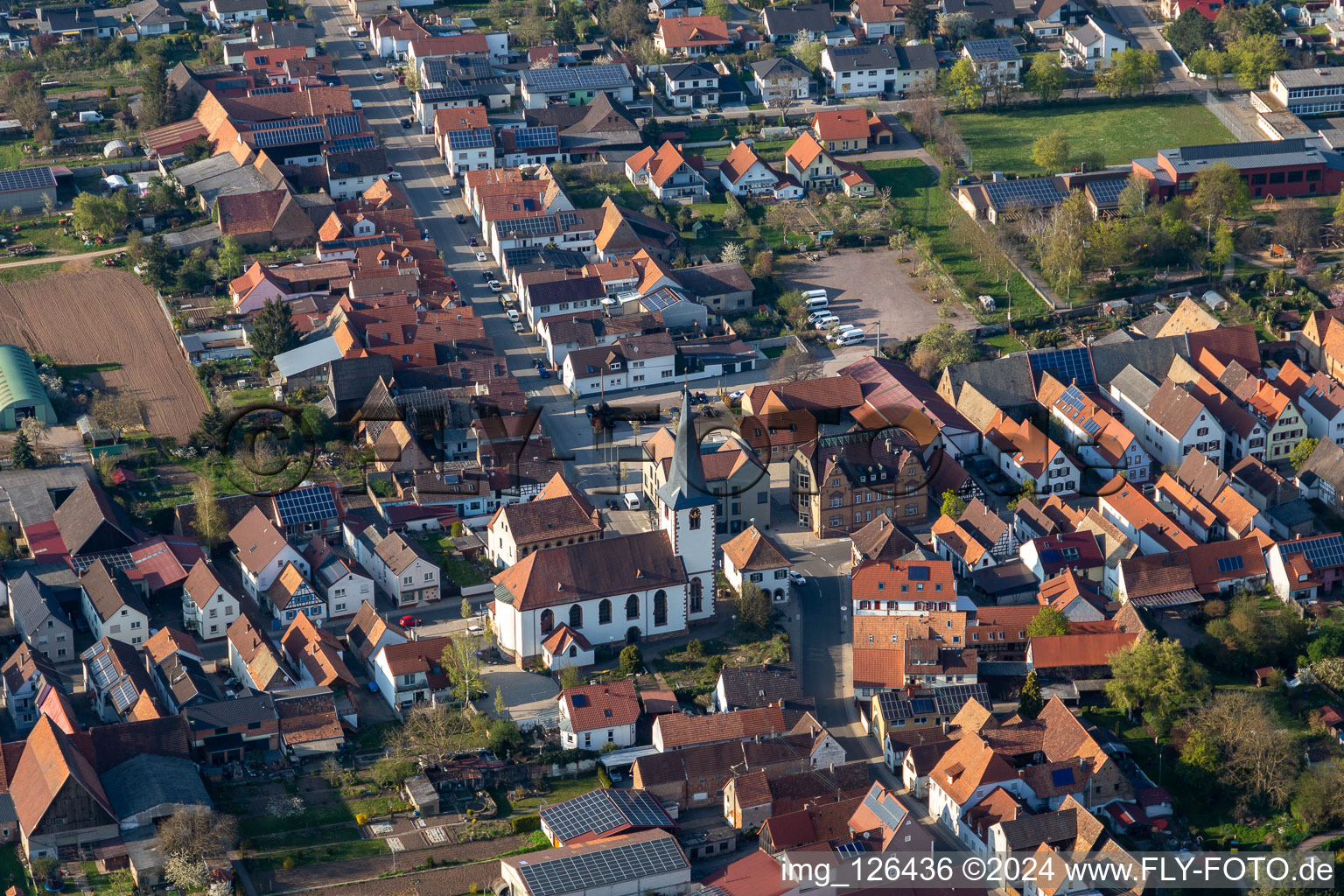 Vue aérienne de Église protestante Ottersheim au centre du village à le quartier Ottersheim in Ottersheim bei Landau dans le département Rhénanie-Palatinat, Allemagne