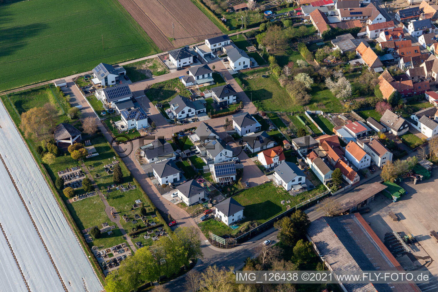 Vue aérienne de Pièces de jardin supérieures à Knittelsheim dans le département Rhénanie-Palatinat, Allemagne