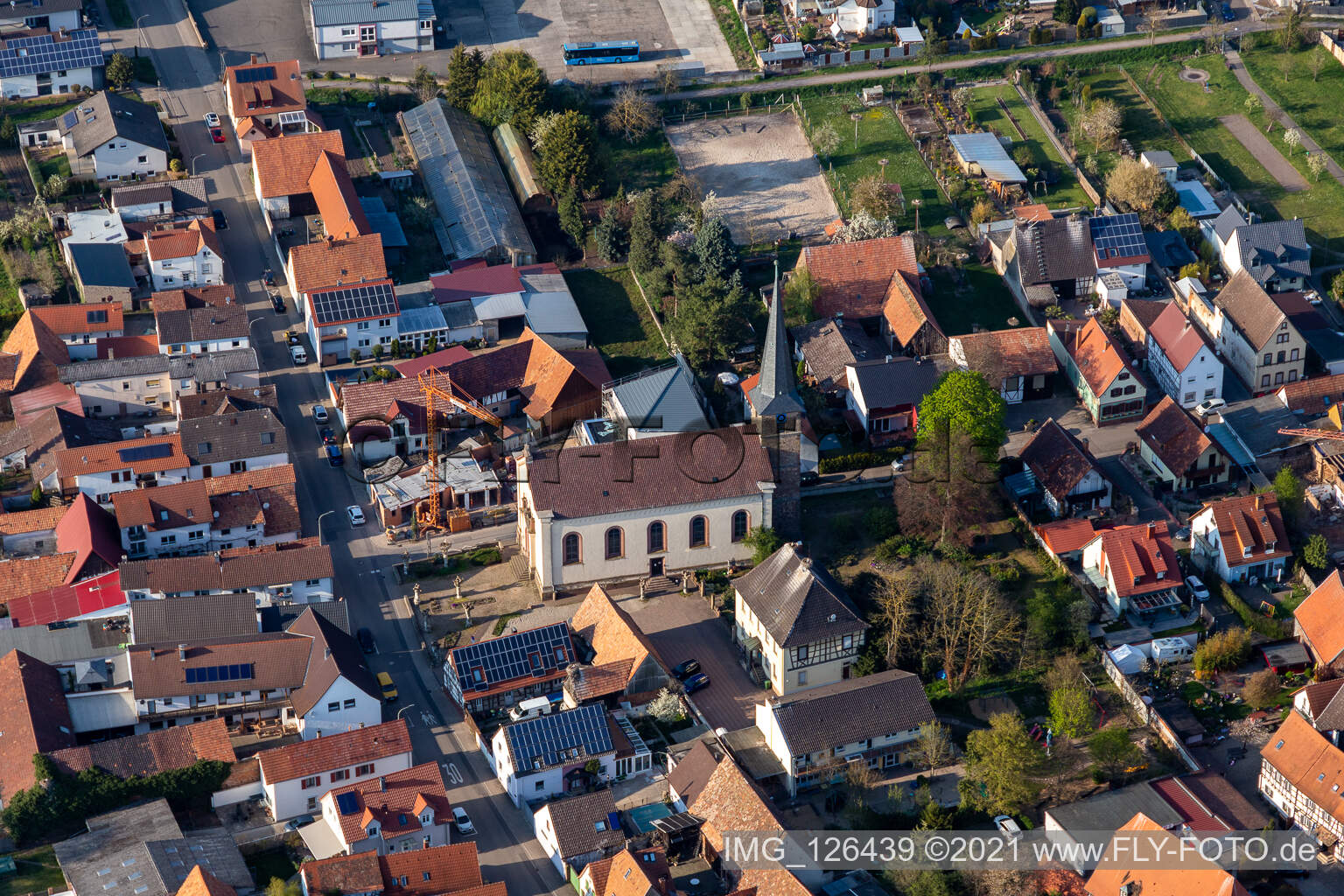 Vue aérienne de Bâtiment d'église au centre du village à Knittelsheim dans le département Rhénanie-Palatinat, Allemagne