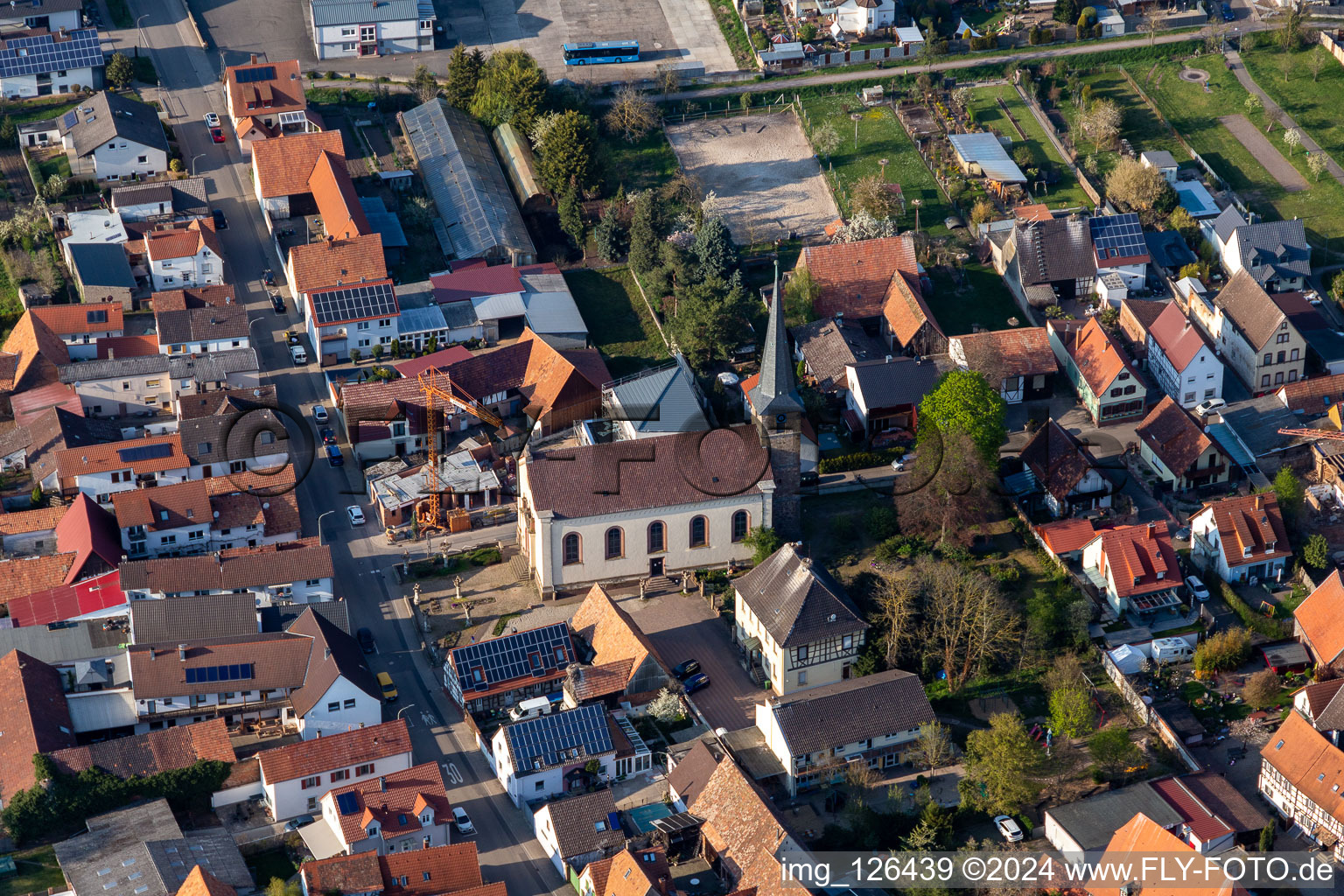 Vue aérienne de Bâtiment d'église au centre du village à Knittelsheim dans le département Rhénanie-Palatinat, Allemagne