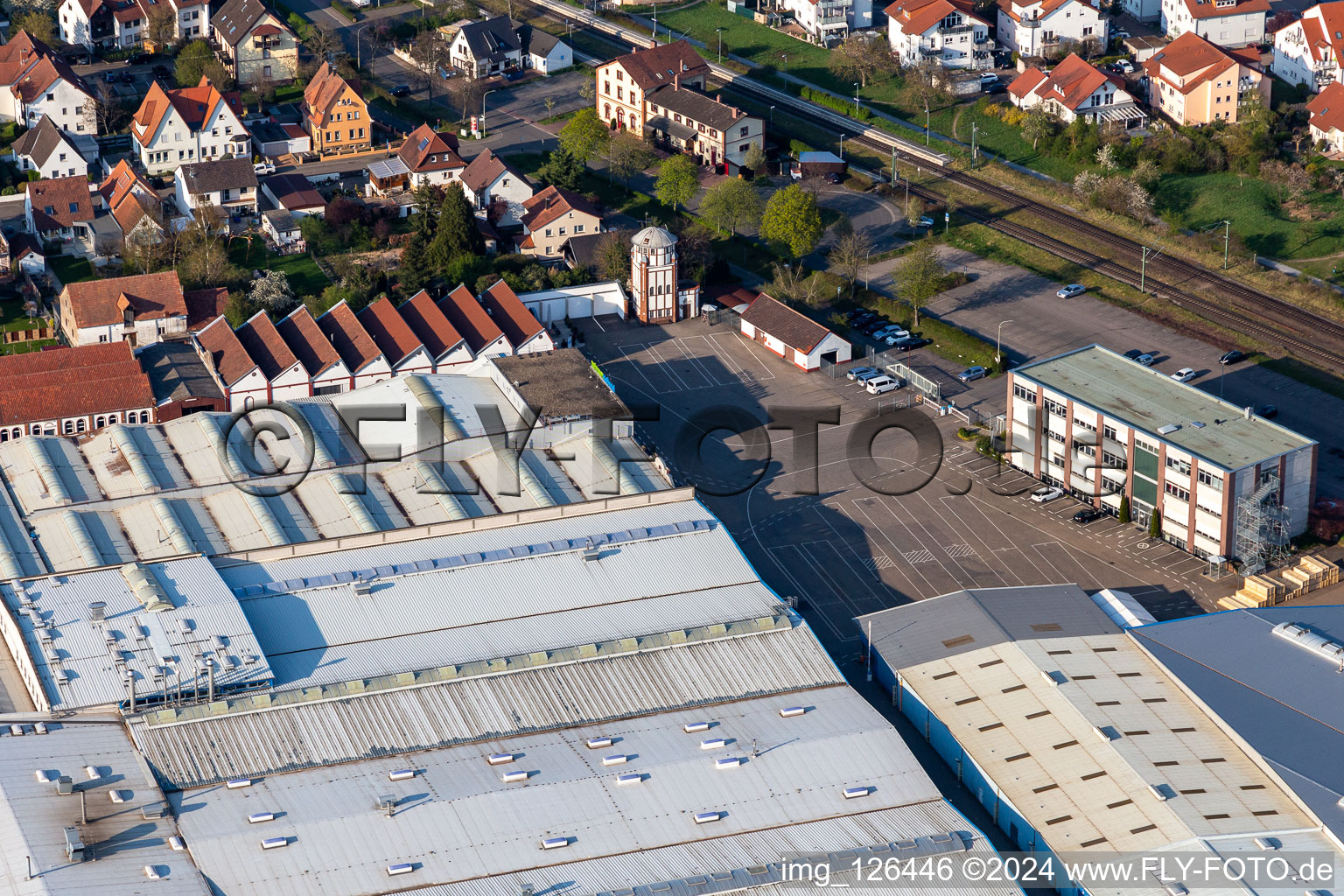 Vue aérienne de Locaux de l'entreprise Kardex Remstar Maschinenbau avec halls, bâtiments d'entreprise et installations de production à Bellheim dans le département Rhénanie-Palatinat, Allemagne