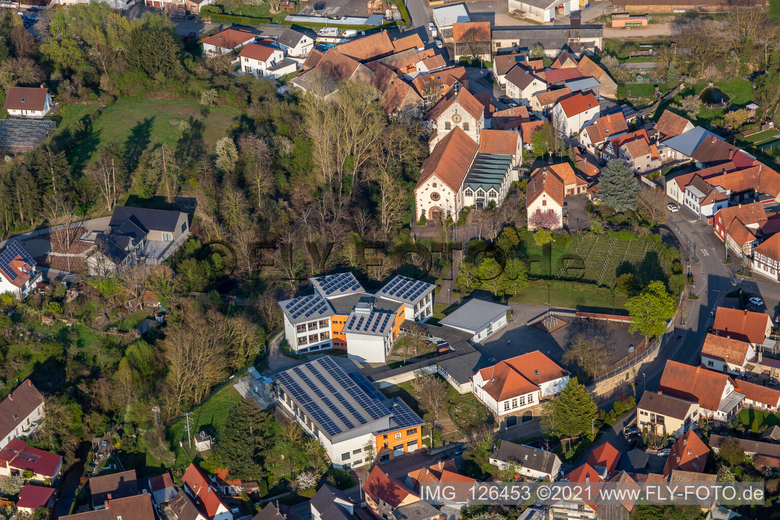 Vue aérienne de École primaire et église catholique Saint-Georges à Hördt dans le département Rhénanie-Palatinat, Allemagne