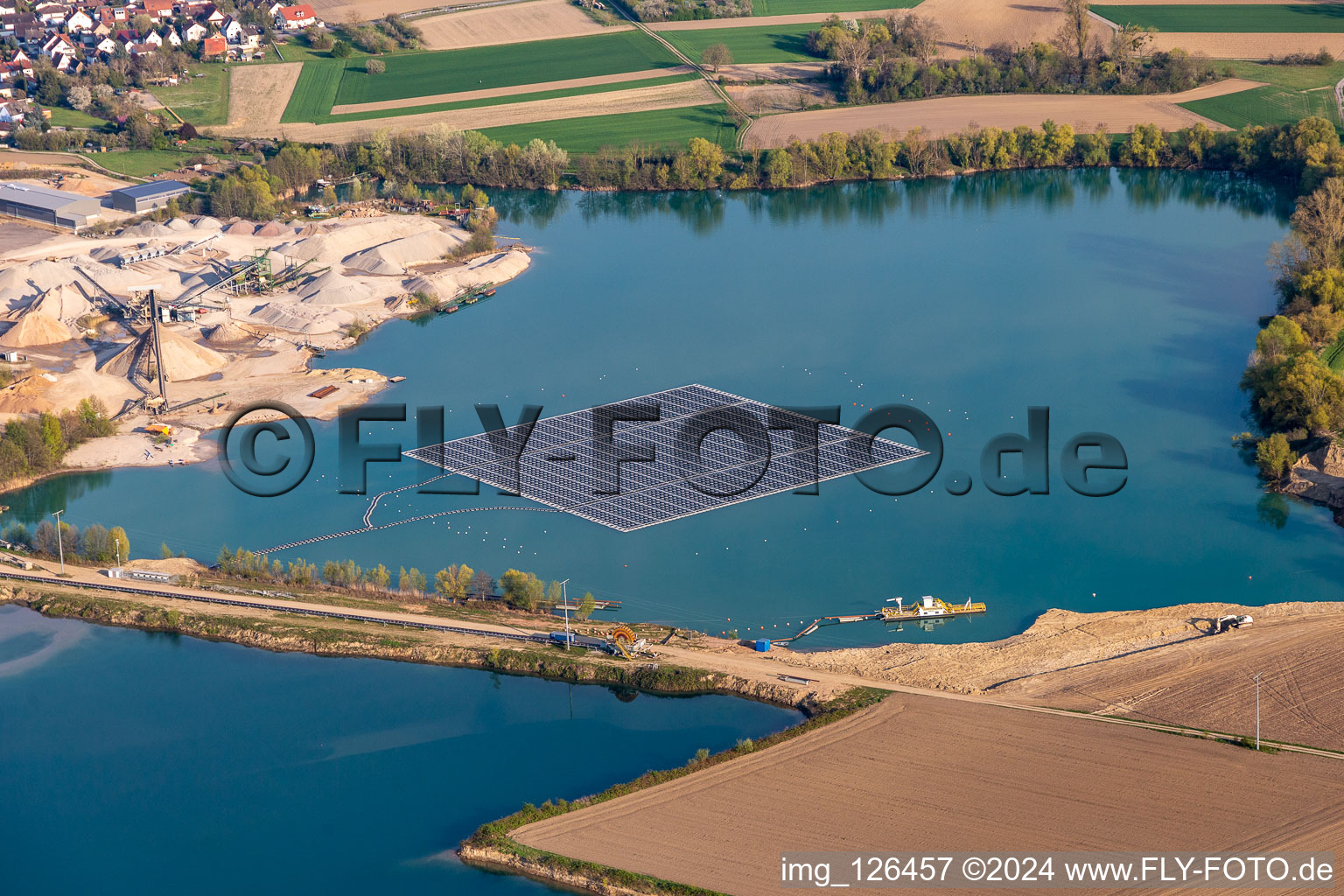 Vue aérienne de Centrale solaire flottante et champs de panneaux de systèmes photovoltaïques à la surface de l'eau sur un lac de carrière pour l'extraction de gravier à Leimersheim dans le département Rhénanie-Palatinat, Allemagne