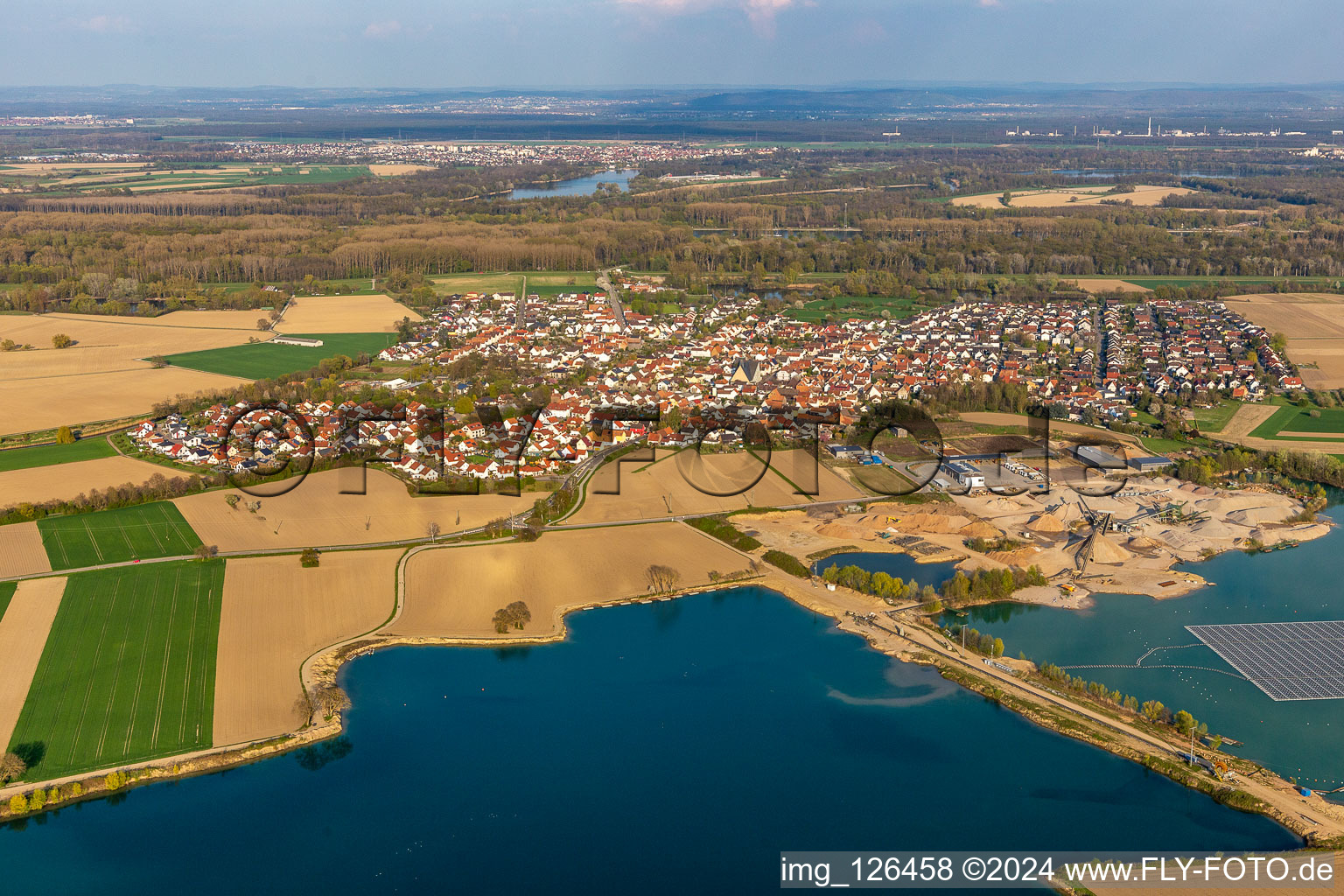 Vue aérienne de Zone riveraine de l'étang de la carrière à Leimersheim dans le département Rhénanie-Palatinat, Allemagne