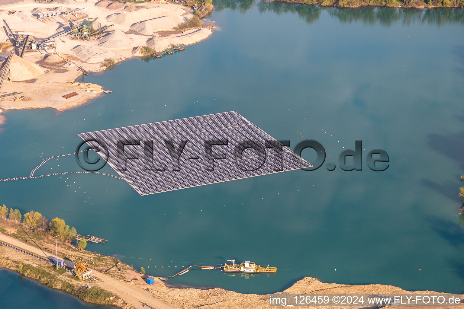 Photographie aérienne de Centrale solaire flottante et champs de panneaux de systèmes photovoltaïques à la surface de l'eau sur un lac de carrière pour l'extraction de gravier à Leimersheim dans le département Rhénanie-Palatinat, Allemagne