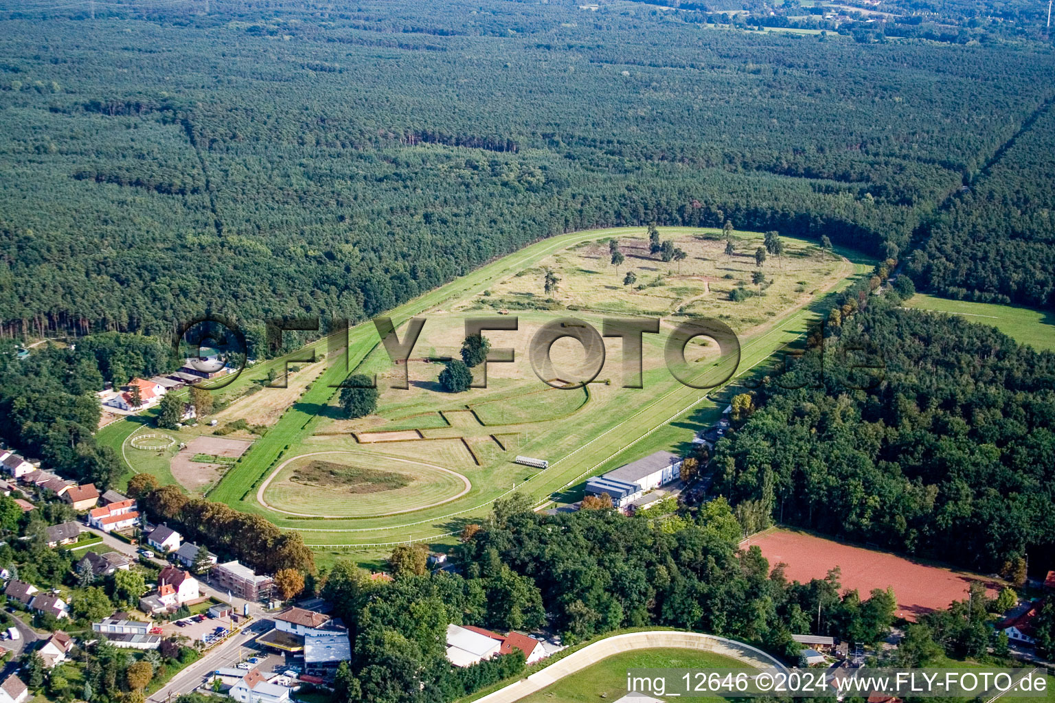 Vue aérienne de Hippodrome - piste de courses sous harnais à Haßloch dans le département Rhénanie-Palatinat, Allemagne