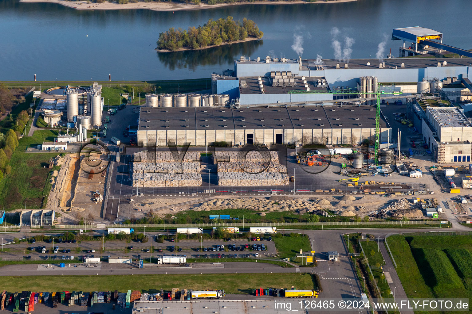 Nouvelle construction de la centrale électrique gaz-hydrogène de l'usine de papier Palm GmbH & Co. KG dans la zone industrielle de Wörth-Oberwald à Wörth am Rhein dans le département Rhénanie-Palatinat, Allemagne du point de vue du drone