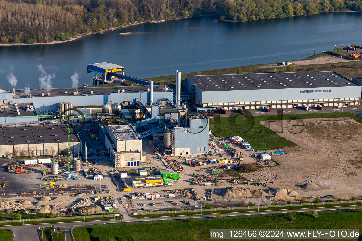 Nouvelle construction de la centrale électrique gaz-hydrogène de l'usine de papier Palm GmbH & Co. KG dans la zone industrielle de Wörth-Oberwald à Wörth am Rhein dans le département Rhénanie-Palatinat, Allemagne d'un drone