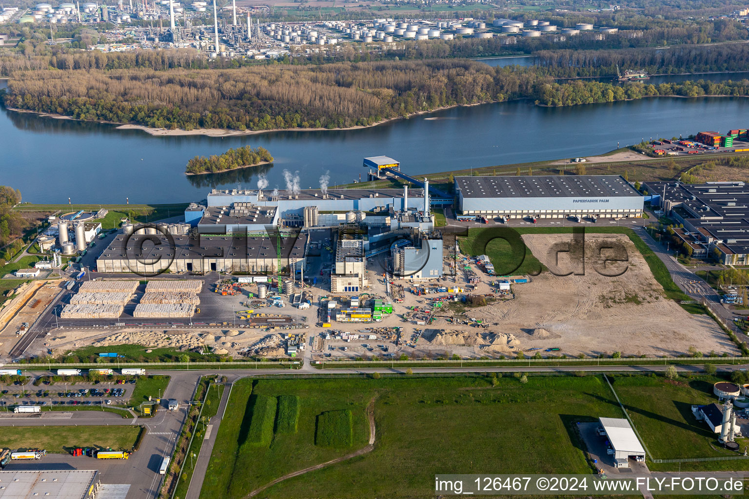 Nouvelle construction de la centrale électrique gaz-hydrogène de l'usine de papier Palm GmbH & Co. KG dans la zone industrielle de Wörth-Oberwald à Wörth am Rhein dans le département Rhénanie-Palatinat, Allemagne vu d'un drone