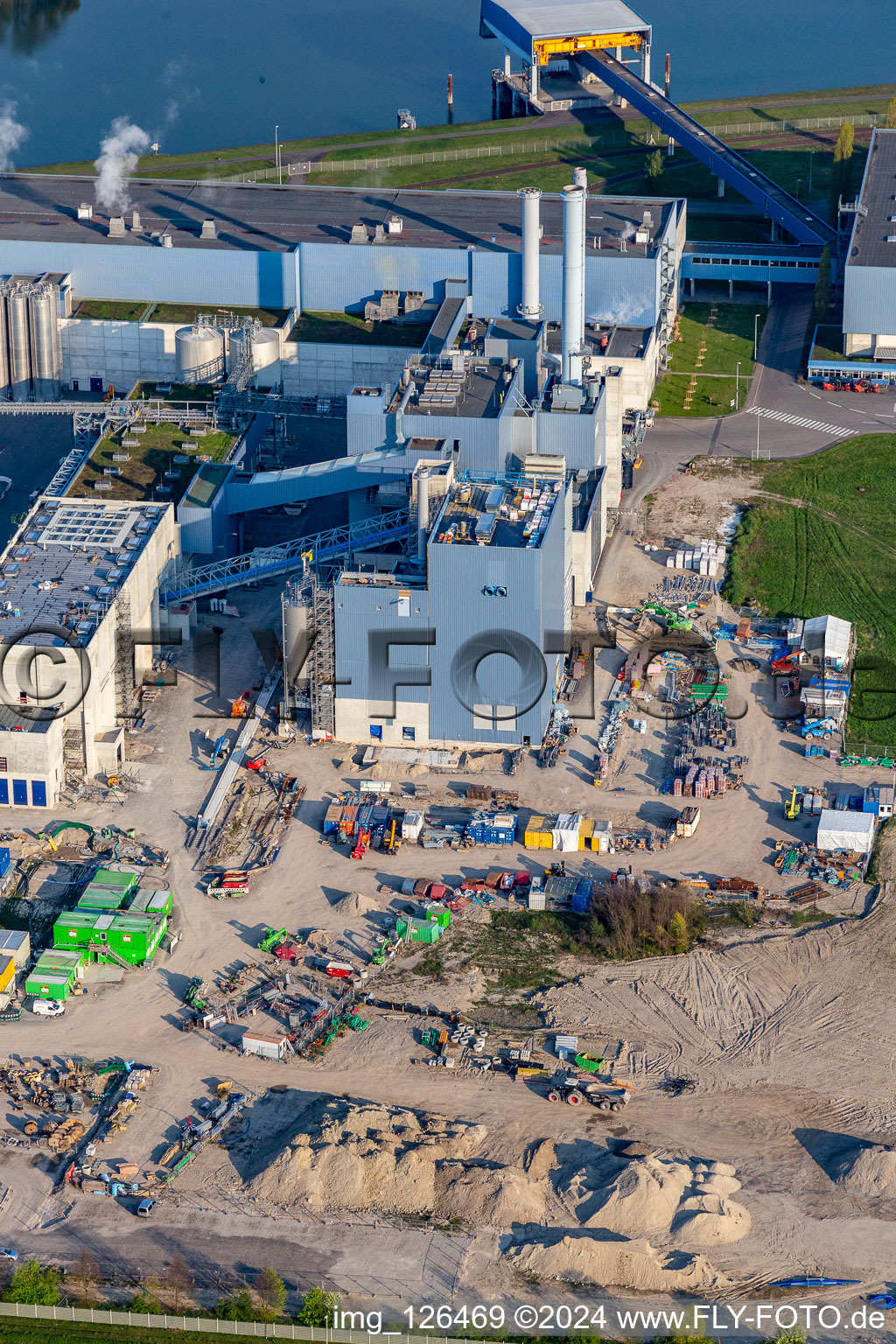 Vue aérienne de Nouvelle construction de la centrale électrique gaz-hydrogène de l'usine de papier Palm GmbH & Co. KG dans la zone industrielle de Wörth-Oberwald à Wörth am Rhein dans le département Rhénanie-Palatinat, Allemagne