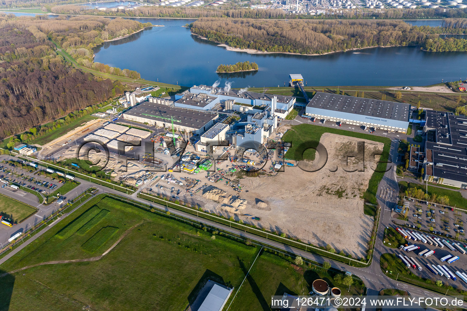 Photographie aérienne de Nouvelle construction de la centrale électrique gaz-hydrogène de l'usine de papier Palm GmbH & Co. KG dans la zone industrielle de Wörth-Oberwald à Wörth am Rhein dans le département Rhénanie-Palatinat, Allemagne