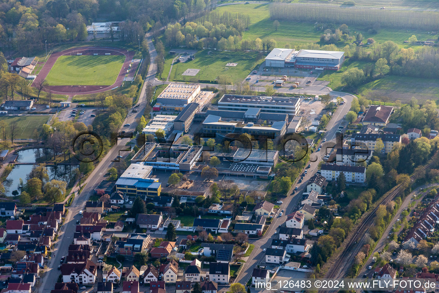 Vue aérienne de Nouveau bâtiment à l'IGS Kandel à Kandel dans le département Rhénanie-Palatinat, Allemagne