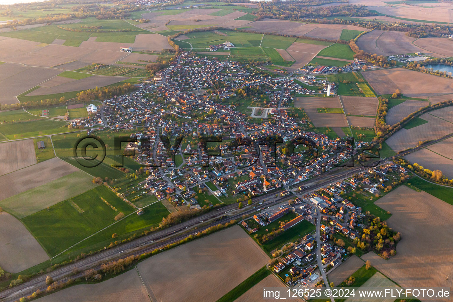 Vue aérienne de Vue sur le village à Rœschwoog dans le département Bas Rhin, France