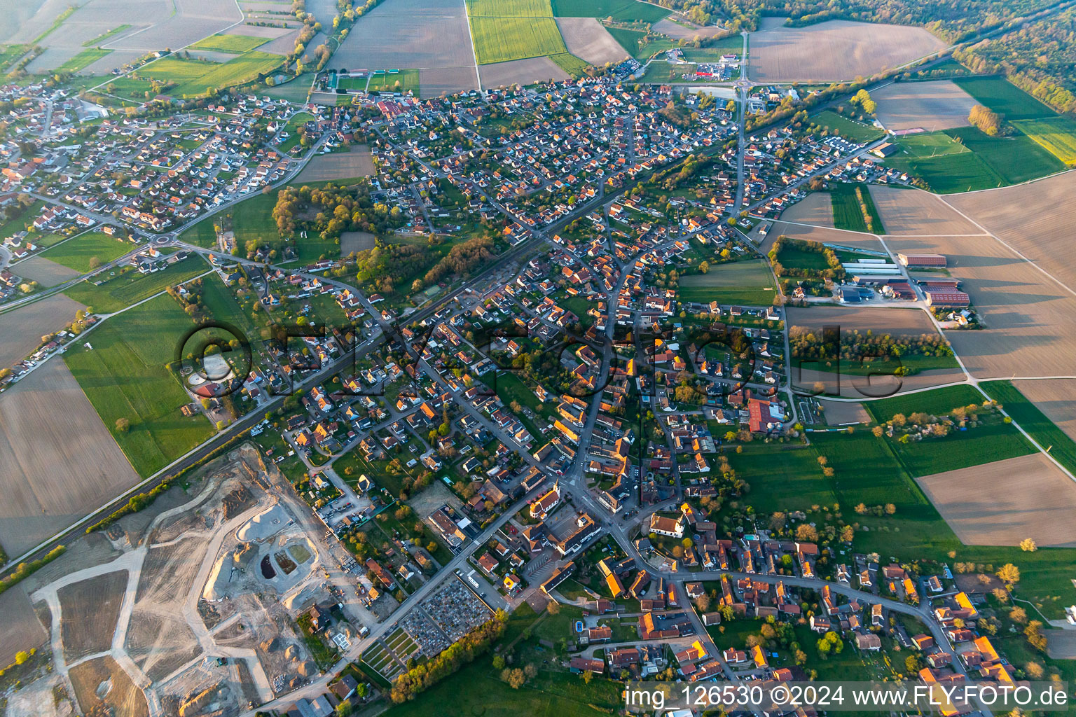 Vue aérienne de Champs agricoles et surfaces utilisables à Sessenheim dans le département Bas Rhin, France