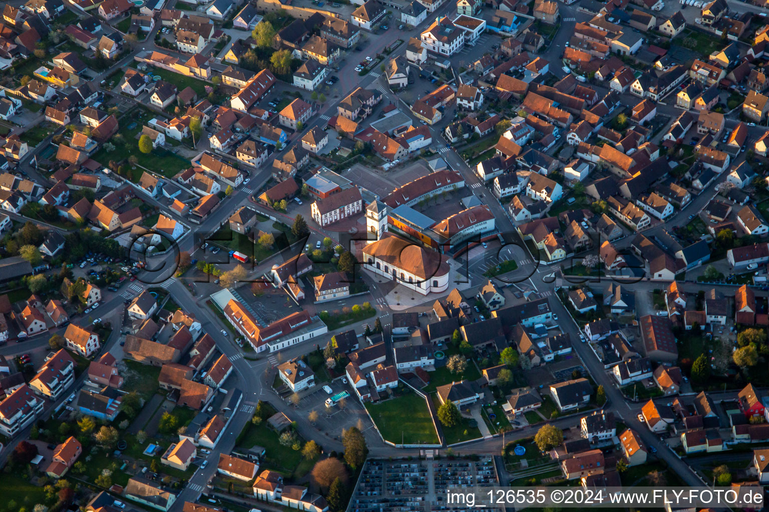 Vue aérienne de Bâtiment d'église au centre du village à Drusenheim dans le département Bas Rhin, France