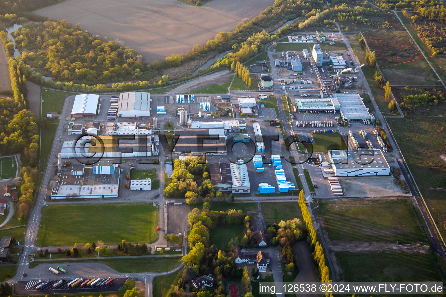 Vue aérienne de Installations techniques dans la zone industrielle de Dow Agrosciences à Drusenheim dans le département Bas Rhin, France