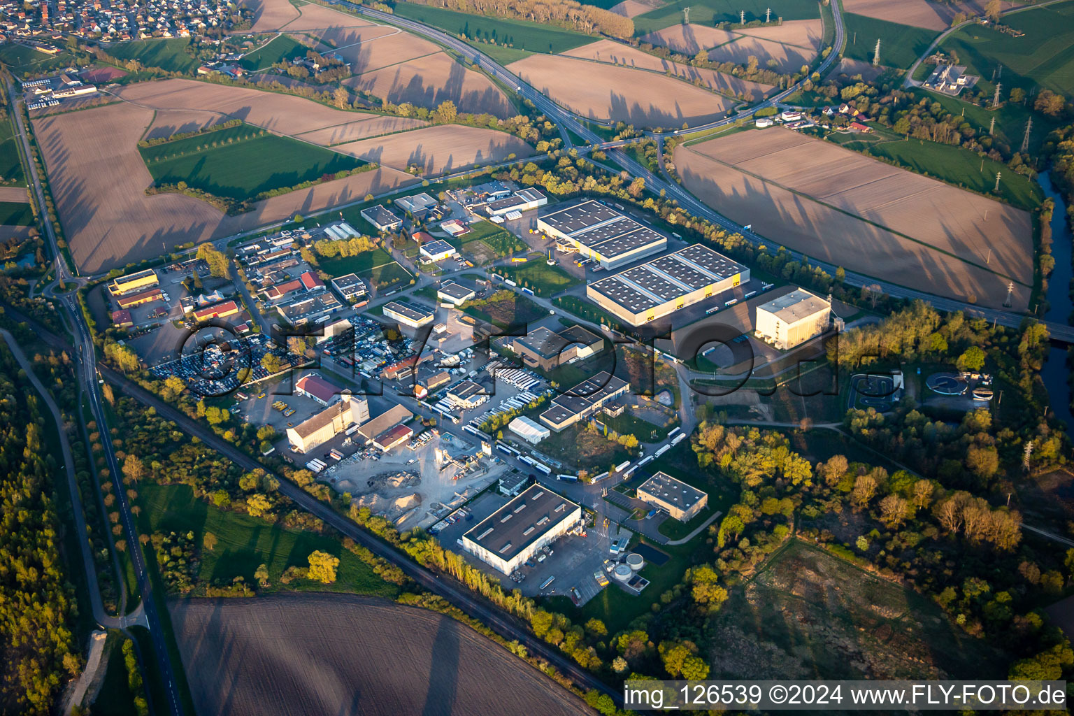 Vue aérienne de Zone industrielle et commerciale Zone industrielle du Ried à Herrlisheim dans le département Bas Rhin, France