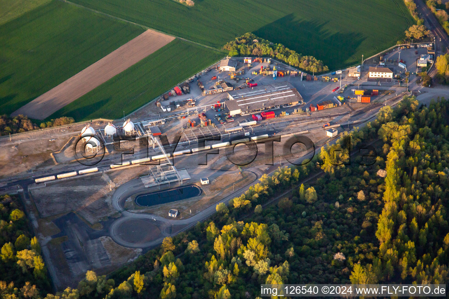 Vue aérienne de Stade de compression et station de pompage du gaz naturel de Rhône Gaz à Herrlisheim dans le département Bas Rhin, France