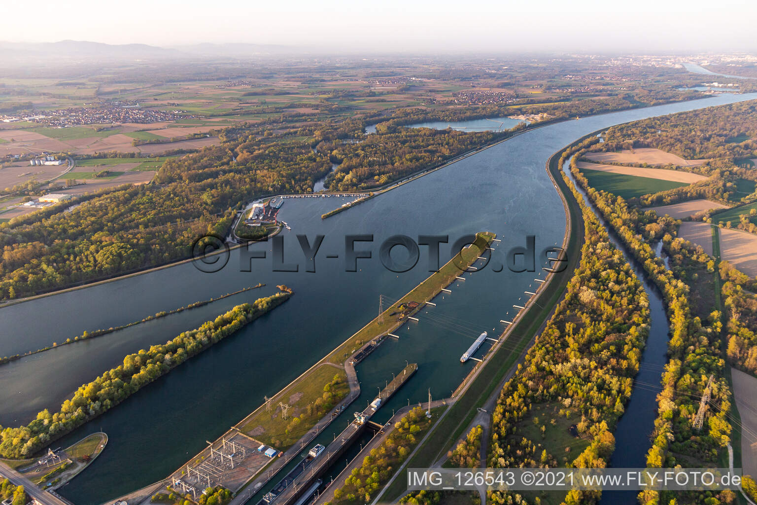 Vue aérienne de Centrale hydroélectrique EDF de Gambsheim. Écluse du Rhin Freistett à Gambsheim dans le département Bas Rhin, France