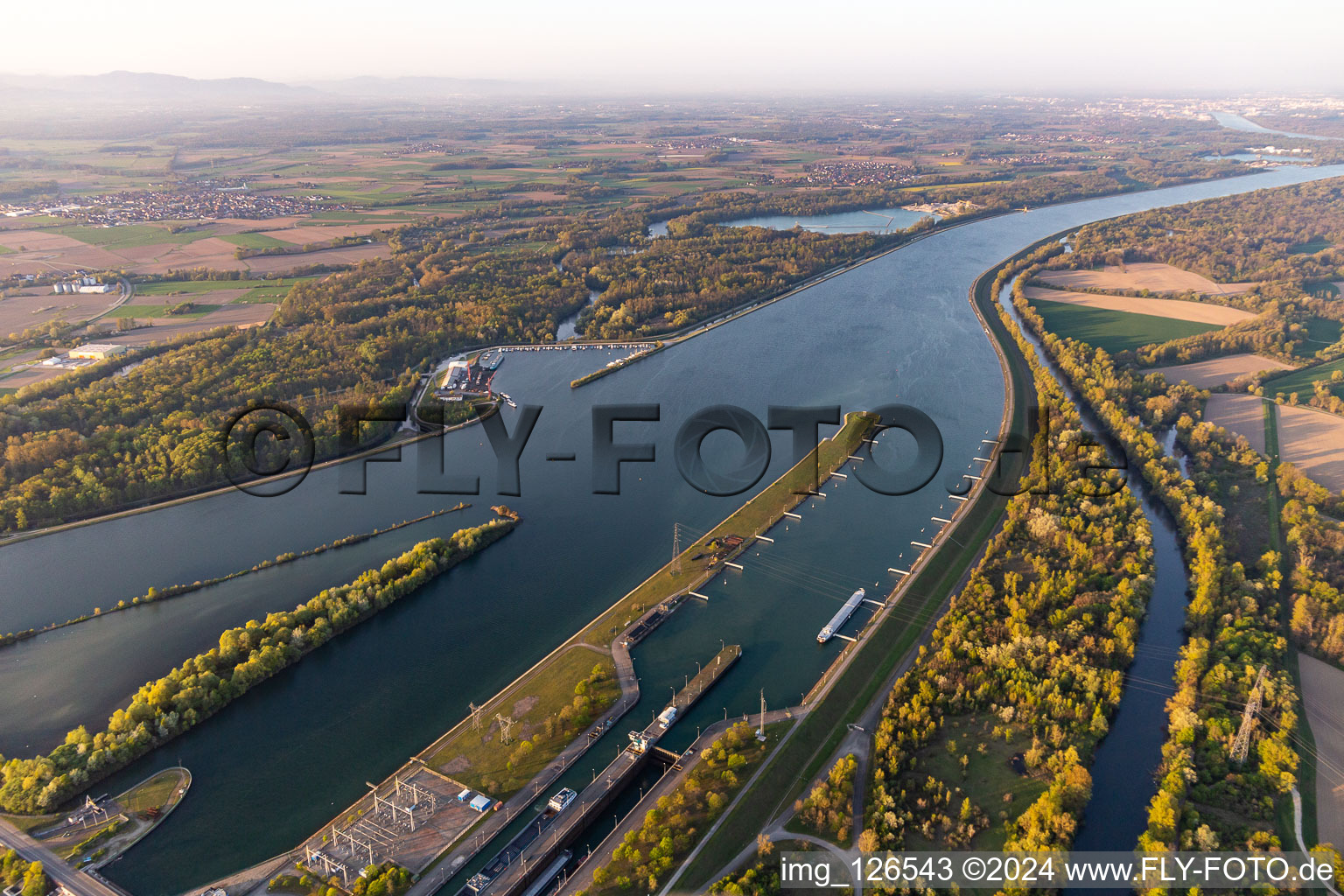 Vue aérienne de Centrale hydroélectrique EDF de Gambsheim. Écluse du Rhin Freistett à Gambsheim dans le département Bas Rhin, France