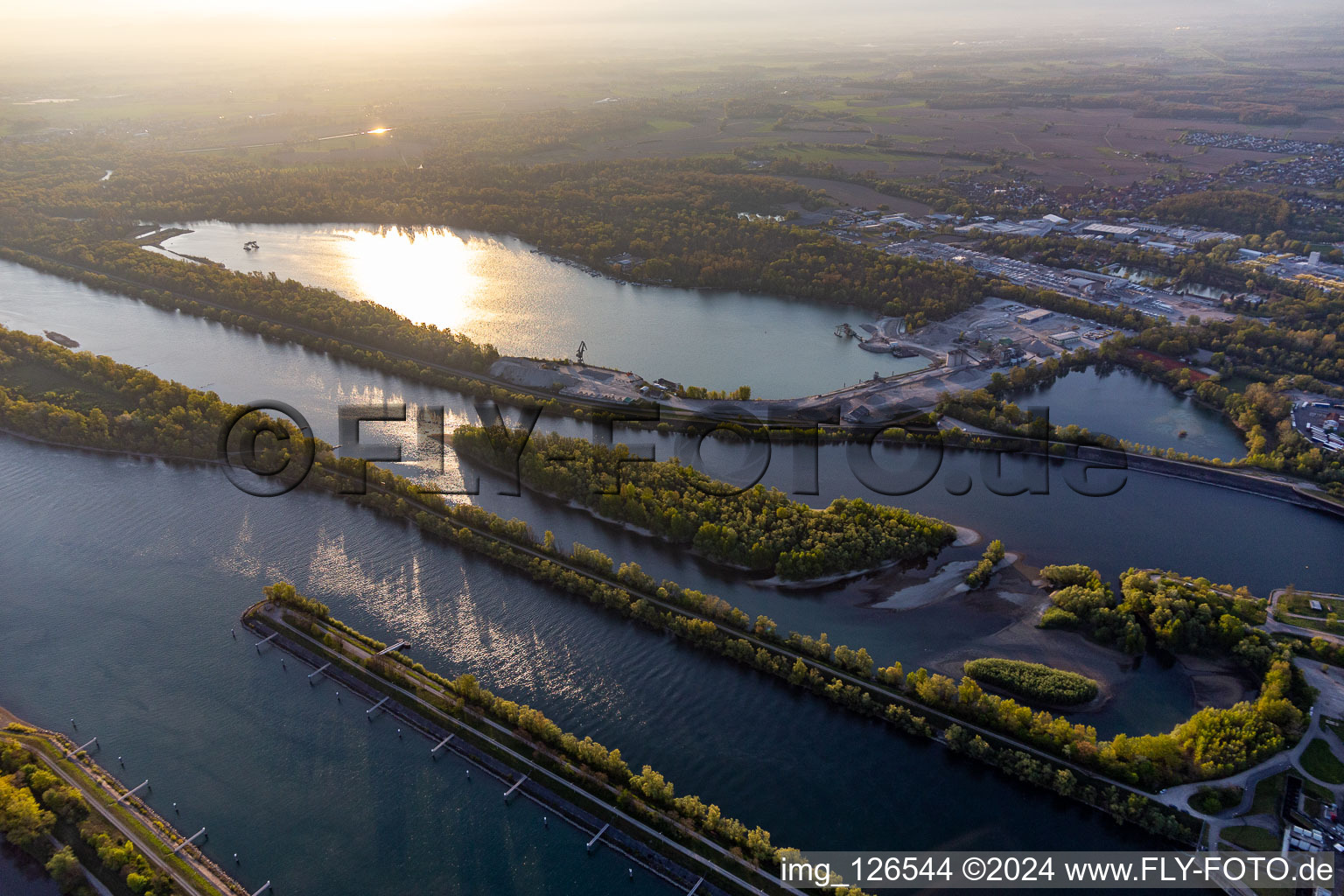 Vue aérienne de Centrale hydroélectrique EDF de Gambsheim. Écluse du Rhin Freistett à le quartier Freistett in Rheinau dans le département Bade-Wurtemberg, Allemagne