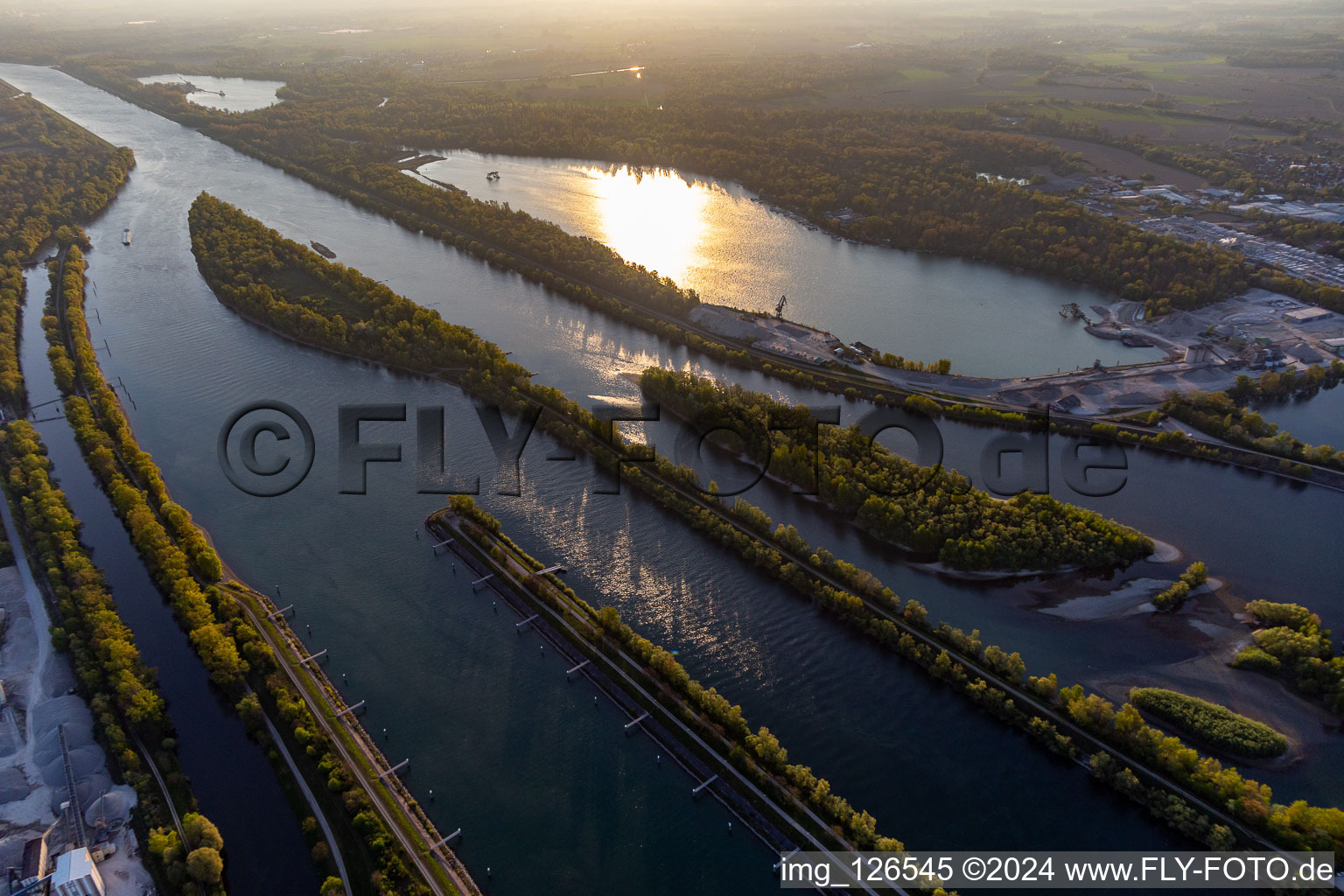 Vue aérienne de Centrale hydroélectrique EDF de Gambsheim. Écluse du Rhin Freistett à le quartier Freistett in Rheinau dans le département Bade-Wurtemberg, Allemagne