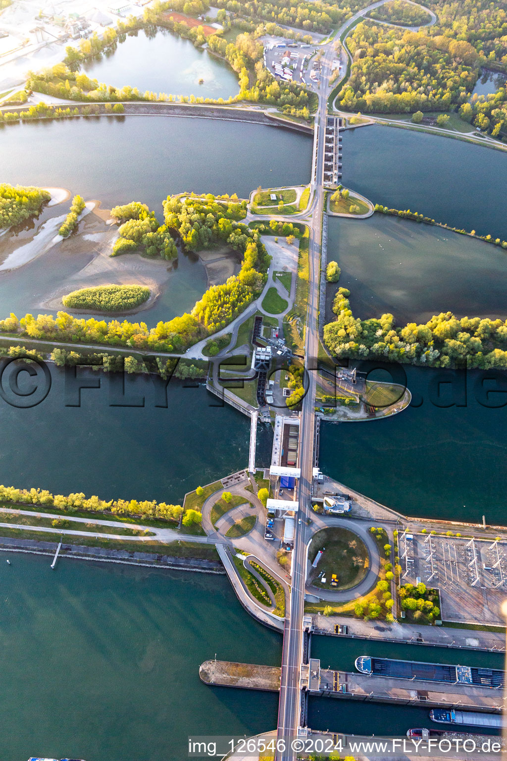 Vue aérienne de Écluses et passes à poissons sur les berges du Rhin entre Gambsheim et Freistett à le quartier Freistett in Rheinau dans le département Bade-Wurtemberg, Allemagne