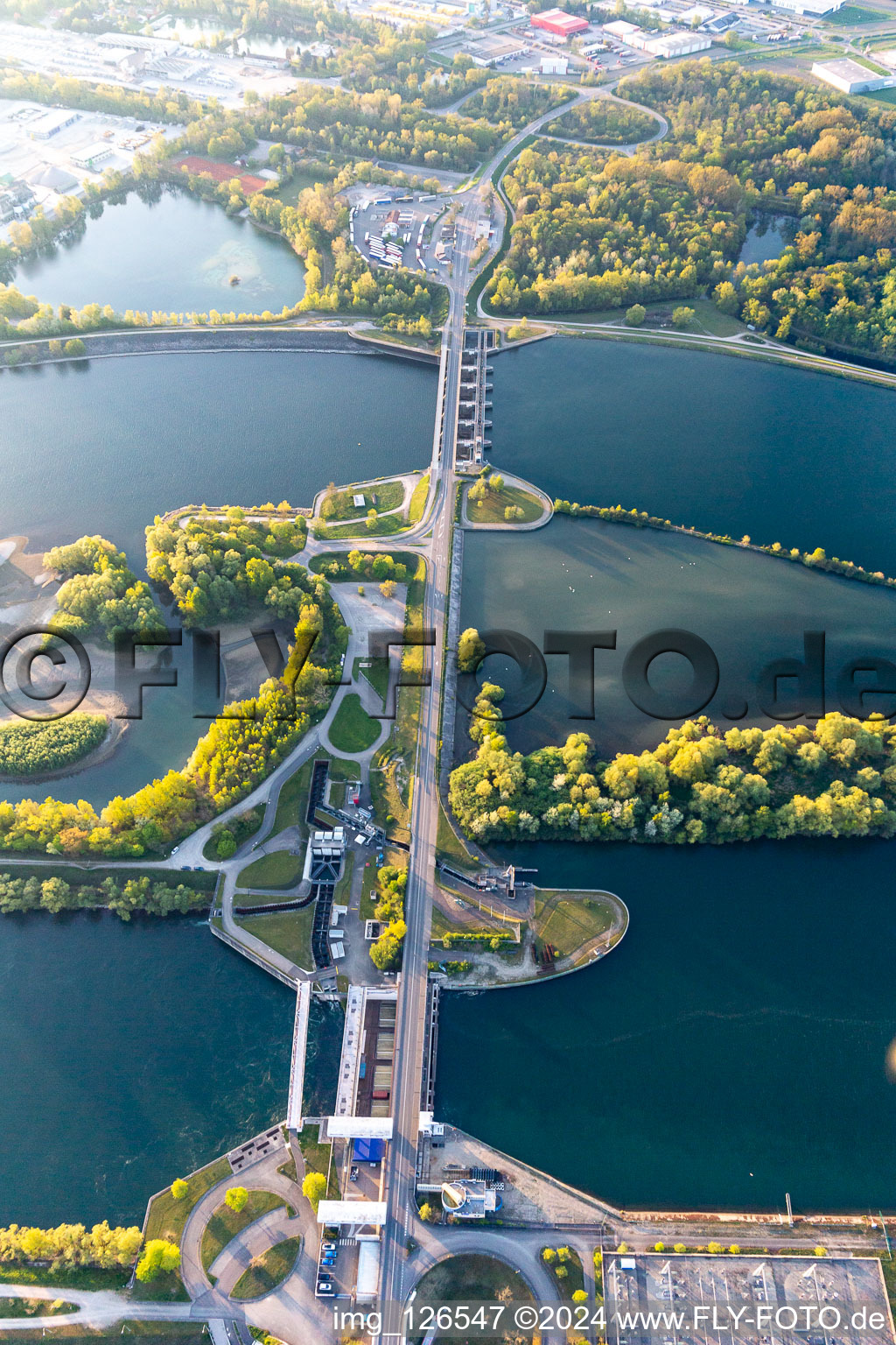 Photographie aérienne de Centrale hydroélectrique EDF de Gambsheim. Écluse du Rhin Freistett à le quartier Freistett in Rheinau dans le département Bade-Wurtemberg, Allemagne