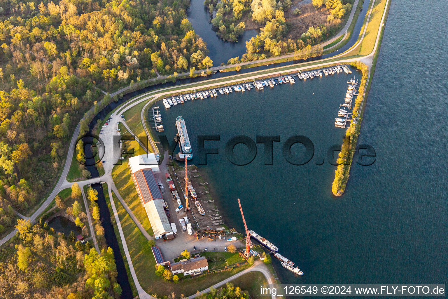 Vue aérienne de Chantier naval Karcher et club de voile Honau à le quartier Freistett in Rheinau dans le département Bade-Wurtemberg, Allemagne