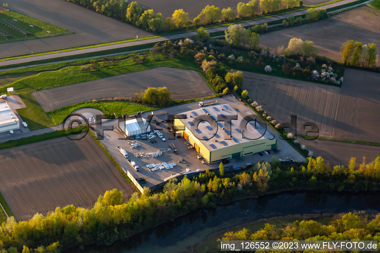 Vue aérienne de Locaux de l'entreprise Wiegel Rheinau Feuerverzinken GmbH & Co KG avec halles, bâtiments d'entreprise et installations de production en Freistett à le quartier Freistett in Rheinau dans le département Bade-Wurtemberg, Allemagne