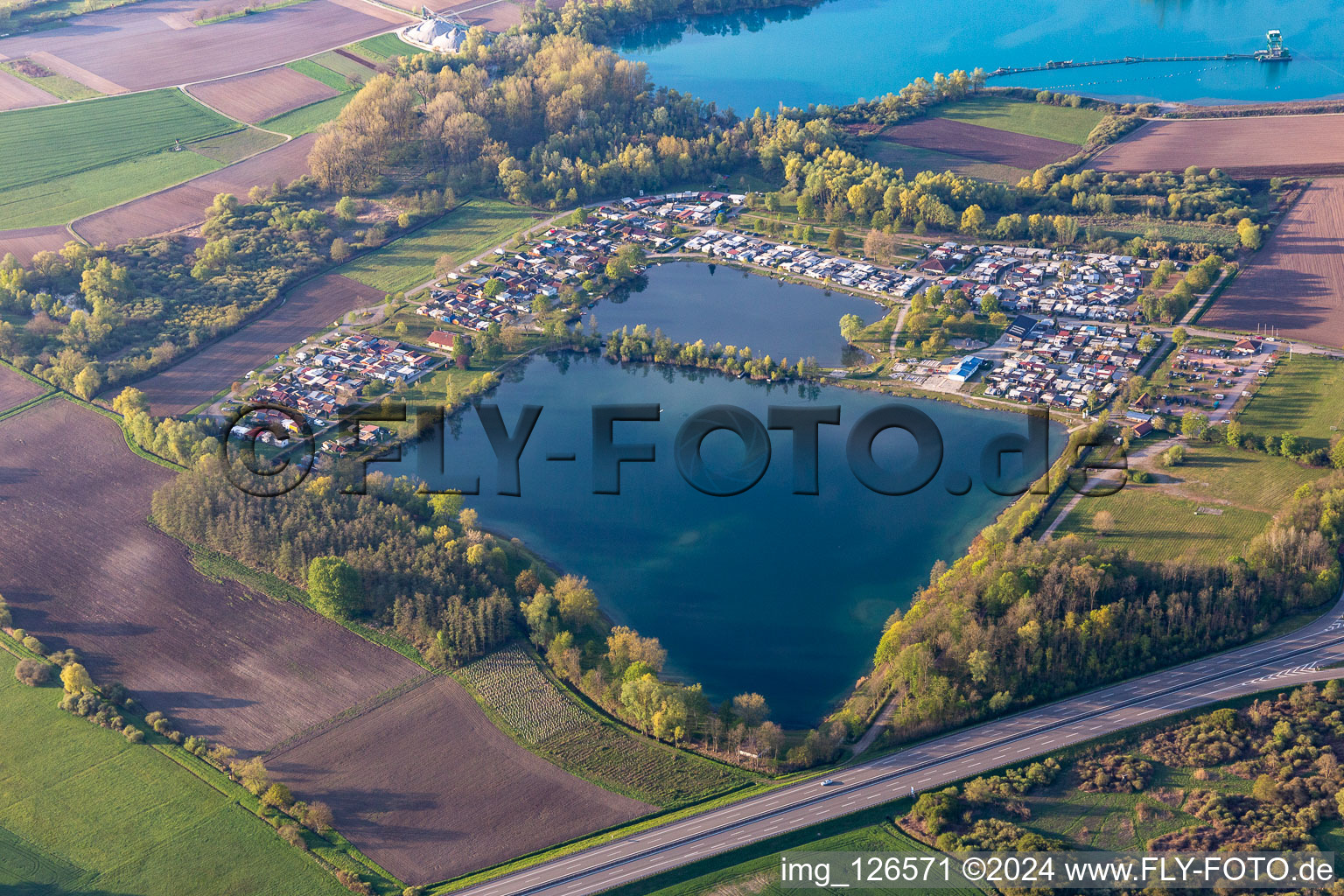 Vue aérienne de Caravanes et tentes - camping et emplacement pour tentes au lac de carrière Schuttern à le quartier Schuttern in Friesenheim dans le département Bade-Wurtemberg, Allemagne