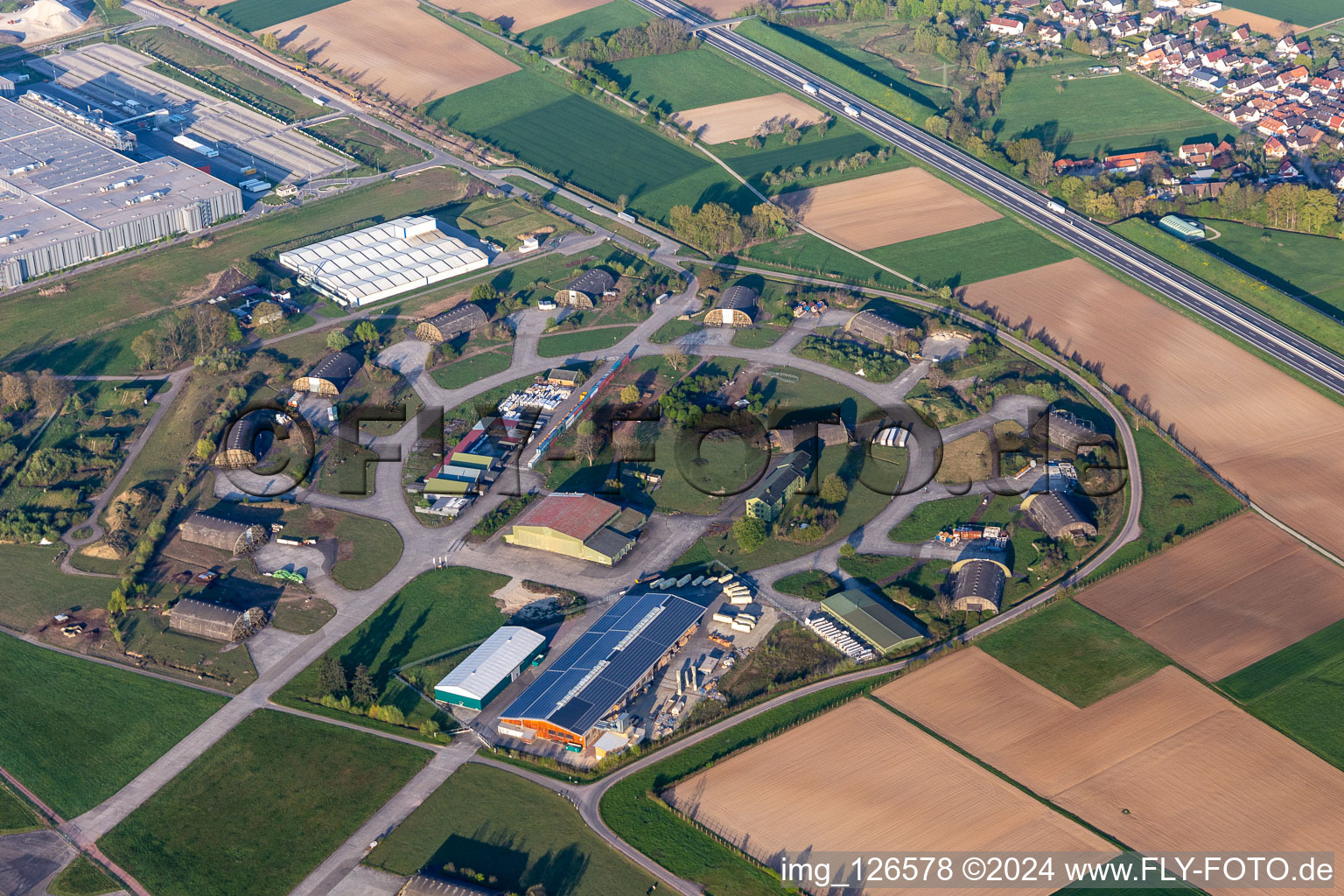 Vue aérienne de Abri en béton et anciens hangars d'aérodrome avec toit voûté dans la zone industrielle actuelle de Lahr/Forêt Noire à le quartier Schuttern in Friesenheim dans le département Bade-Wurtemberg, Allemagne