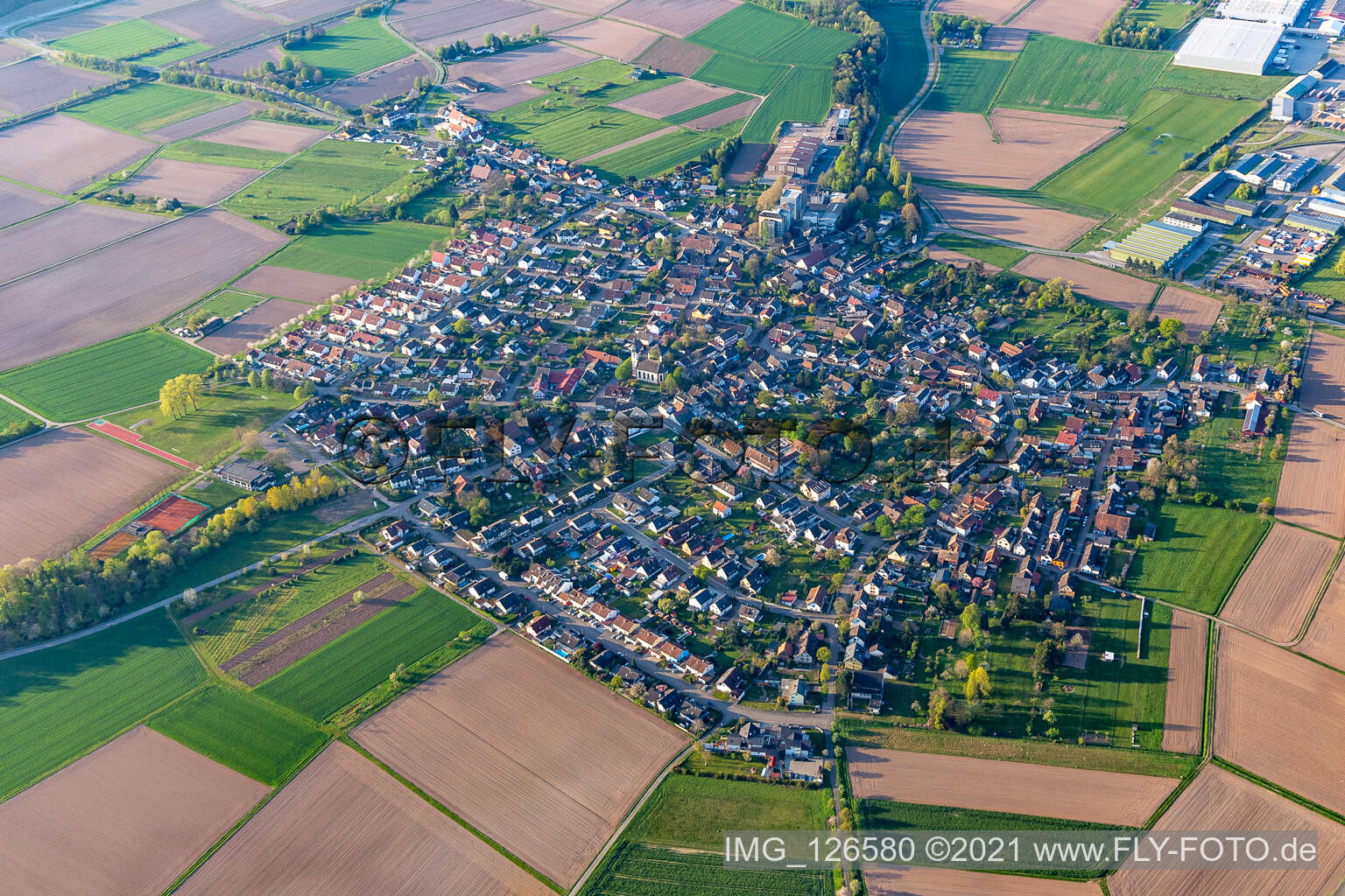 Vue aérienne de Vue de la ville en bordure des champs et zones agricoles de Hugsweier à Lahr dans le département Bade-Wurtemberg, Allemagne