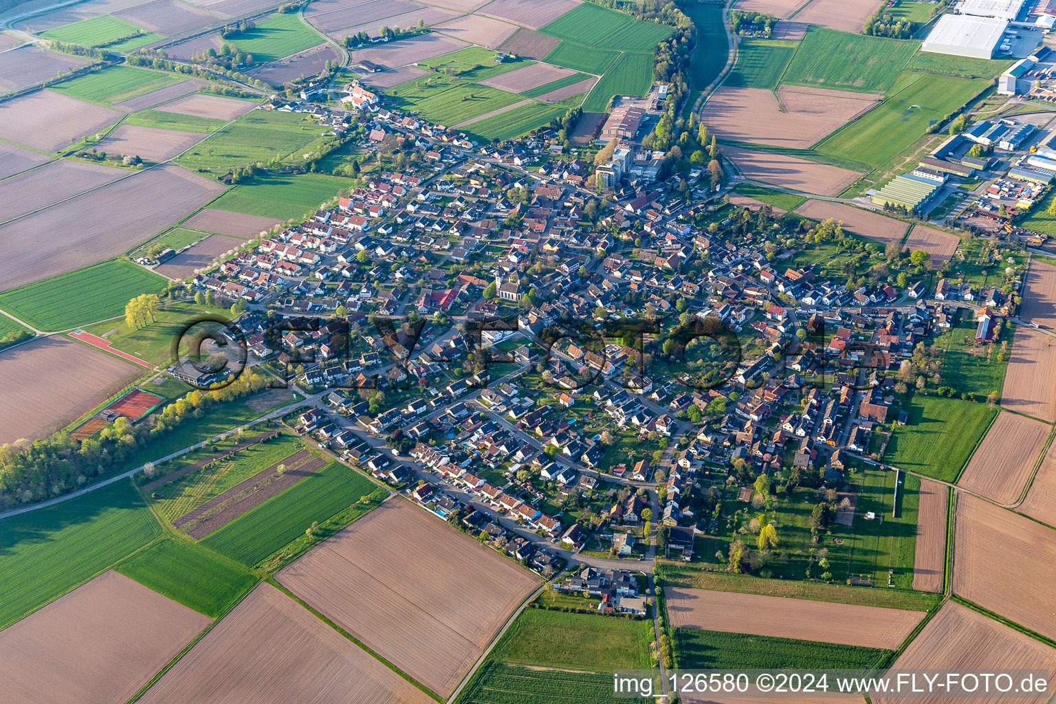 Vue aérienne de Vue de la commune en bordure des champs et zones agricoles en Hugsweier à le quartier Hugsweier in Lahr dans le département Bade-Wurtemberg, Allemagne