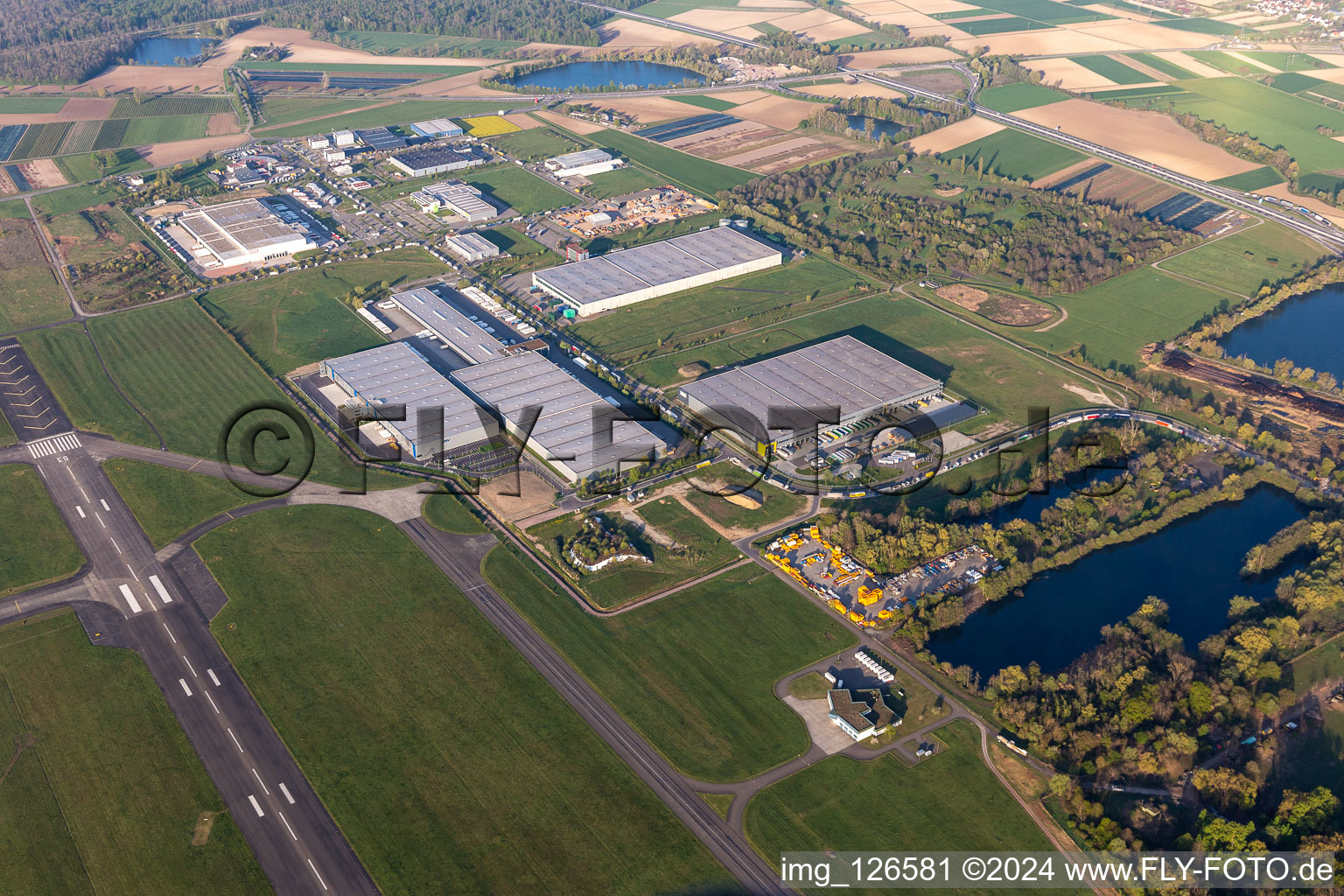 Vue aérienne de Locaux d'entreprise avec halls, bâtiments d'entreprise et installations de production de DSV Road GmbH, DSV Solutions GmbH, Lahr Logistics, pellets2go. ARGE BSA Lahr et Fondation Fliege Logistik/Forêt Noire à le quartier Hugsweier in Lahr dans le département Bade-Wurtemberg, Allemagne