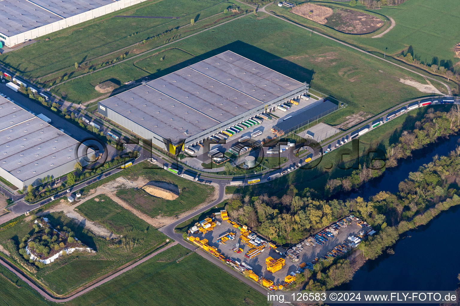 Vue aérienne de Locaux de l'entreprise avec halls, bâtiments d'entreprise et installations de production de DSV Road GmbH, Lahr Logistics, pellets2go, ARGE BSA Lahr/Schwarzwald à le quartier Hugsweier in Lahr dans le département Bade-Wurtemberg, Allemagne