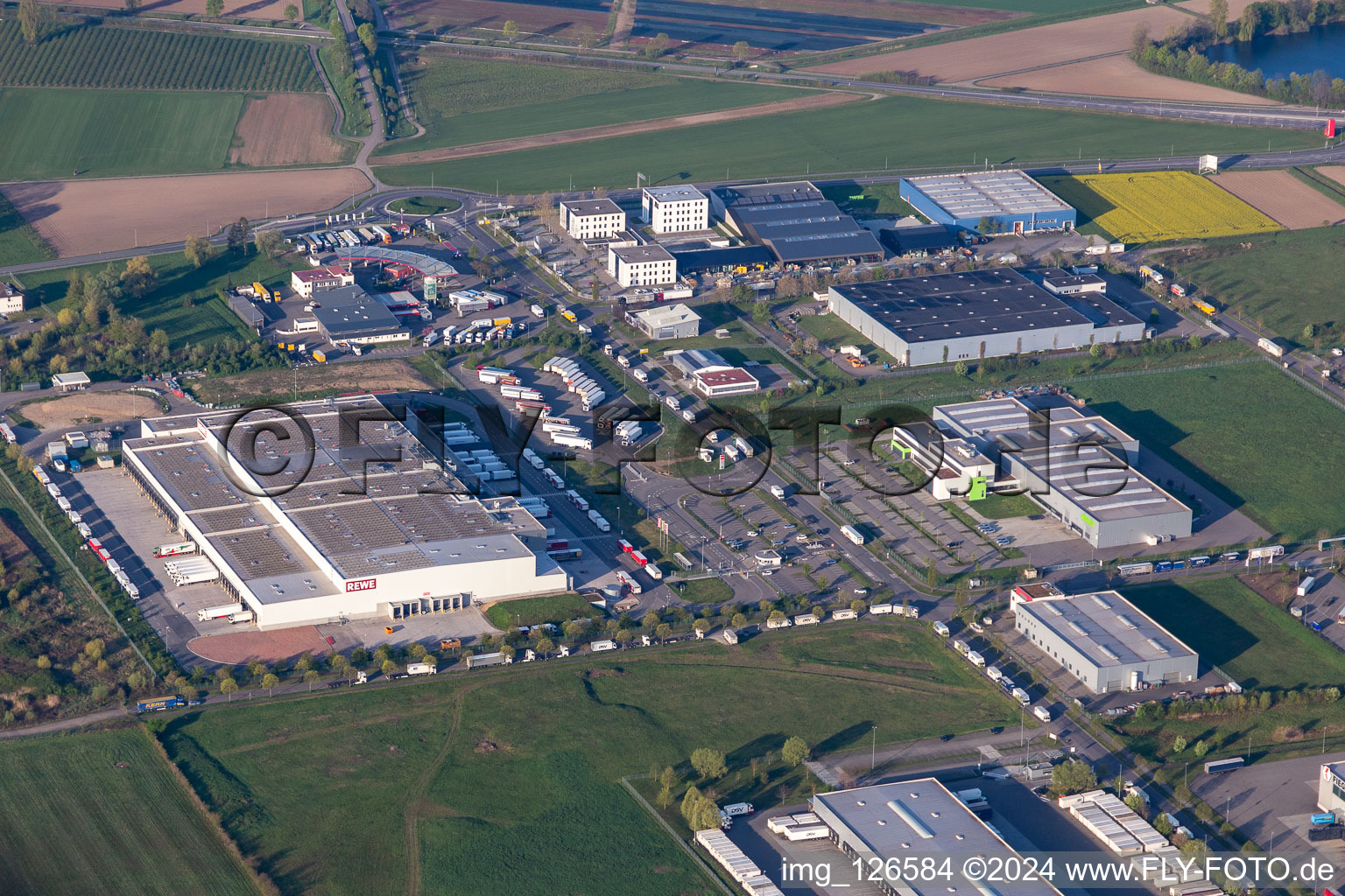 Vue aérienne de Entrepôt central REWE à le quartier Hugsweier in Lahr dans le département Bade-Wurtemberg, Allemagne