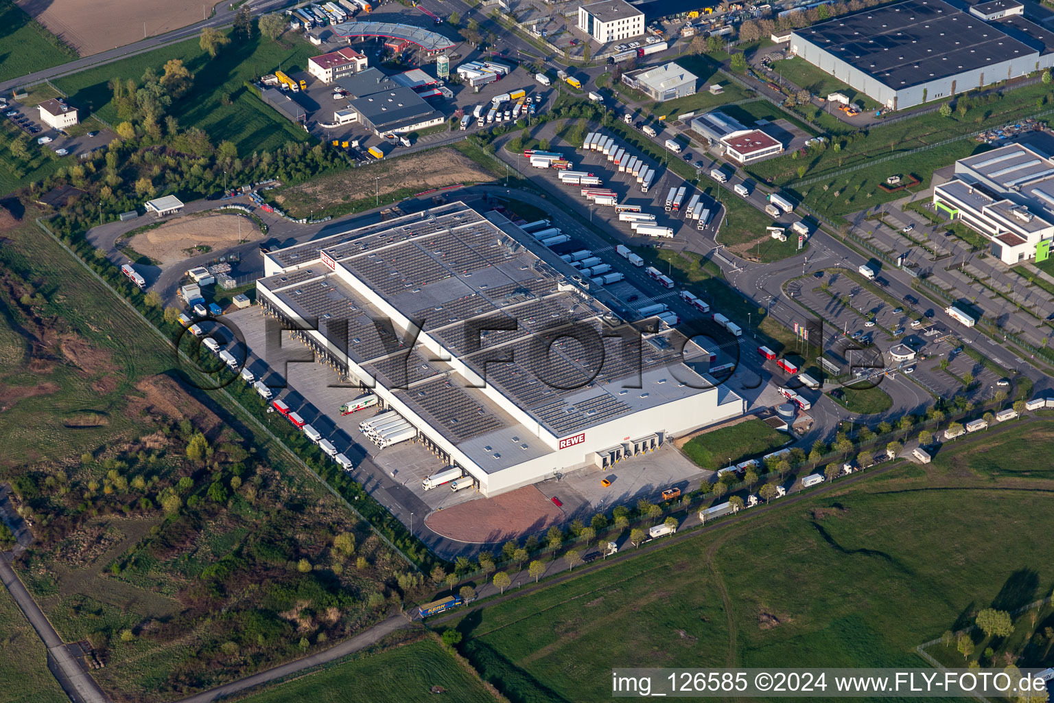 Vue aérienne de Complexe d'entrepôts dans la zone commerciale de l'Einsteinallee/Forêt Noire à le quartier Hugsweier in Lahr dans le département Bade-Wurtemberg, Allemagne