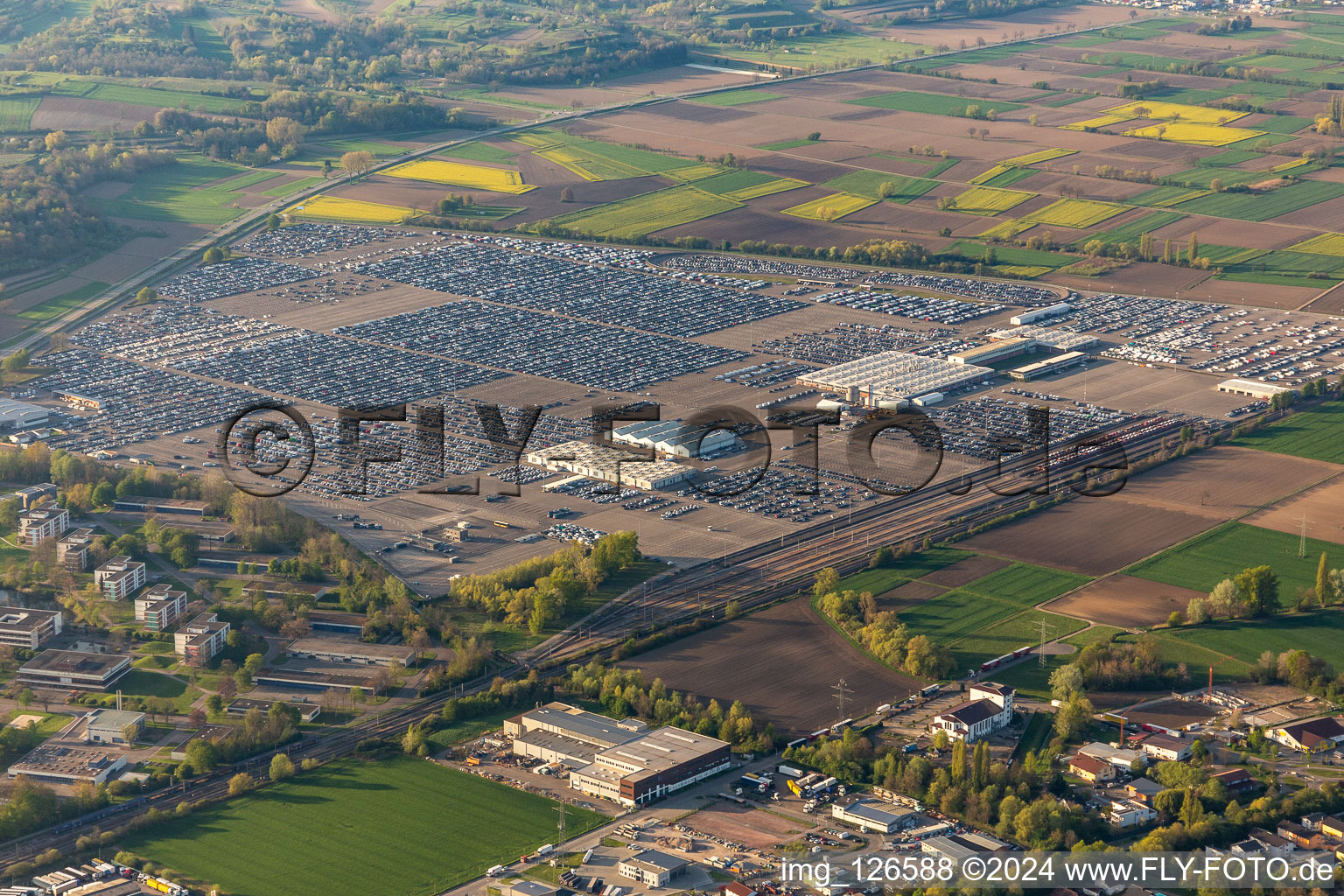 Vue aérienne de Complexe immobilier et terrain du centre logistique de Mosolf GmbH à Kippenheim dans le département Bade-Wurtemberg, Allemagne