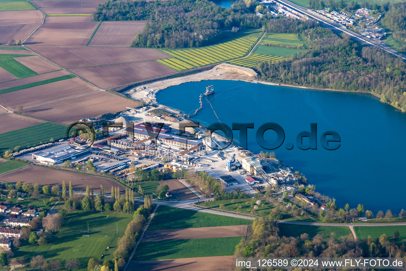 Vue aérienne de Usine de béton préfabriqué de la Forêt-Noire dans la gravière Kippenheimweiler de Lahr à Waldmattensee à Kippenheimweiler dans le département Bade-Wurtemberg, Allemagne