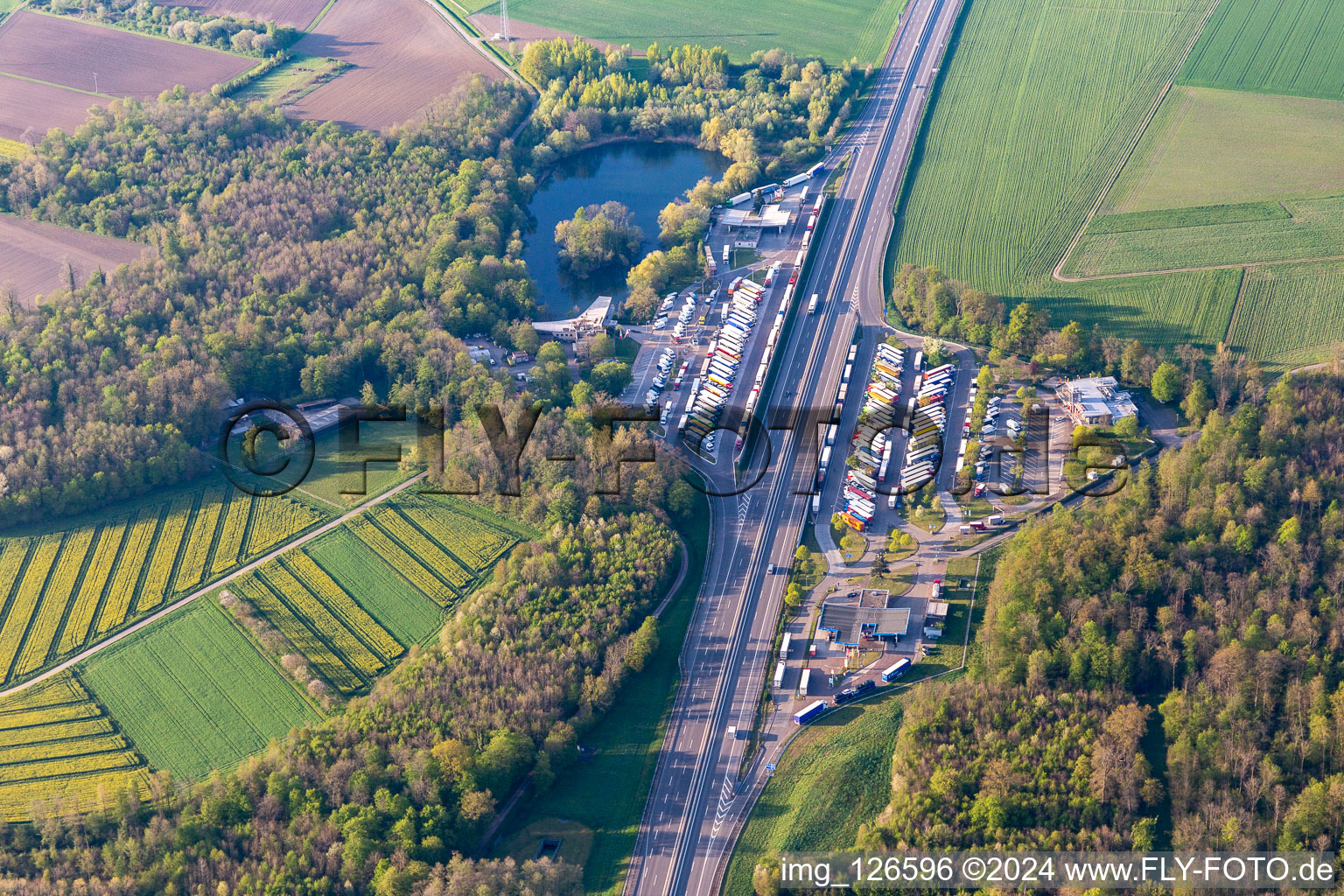 Vue aérienne de Citerne autoroute & halte Mahlberg du BAB A5 à Mahlberg dans le département Bade-Wurtemberg, Allemagne