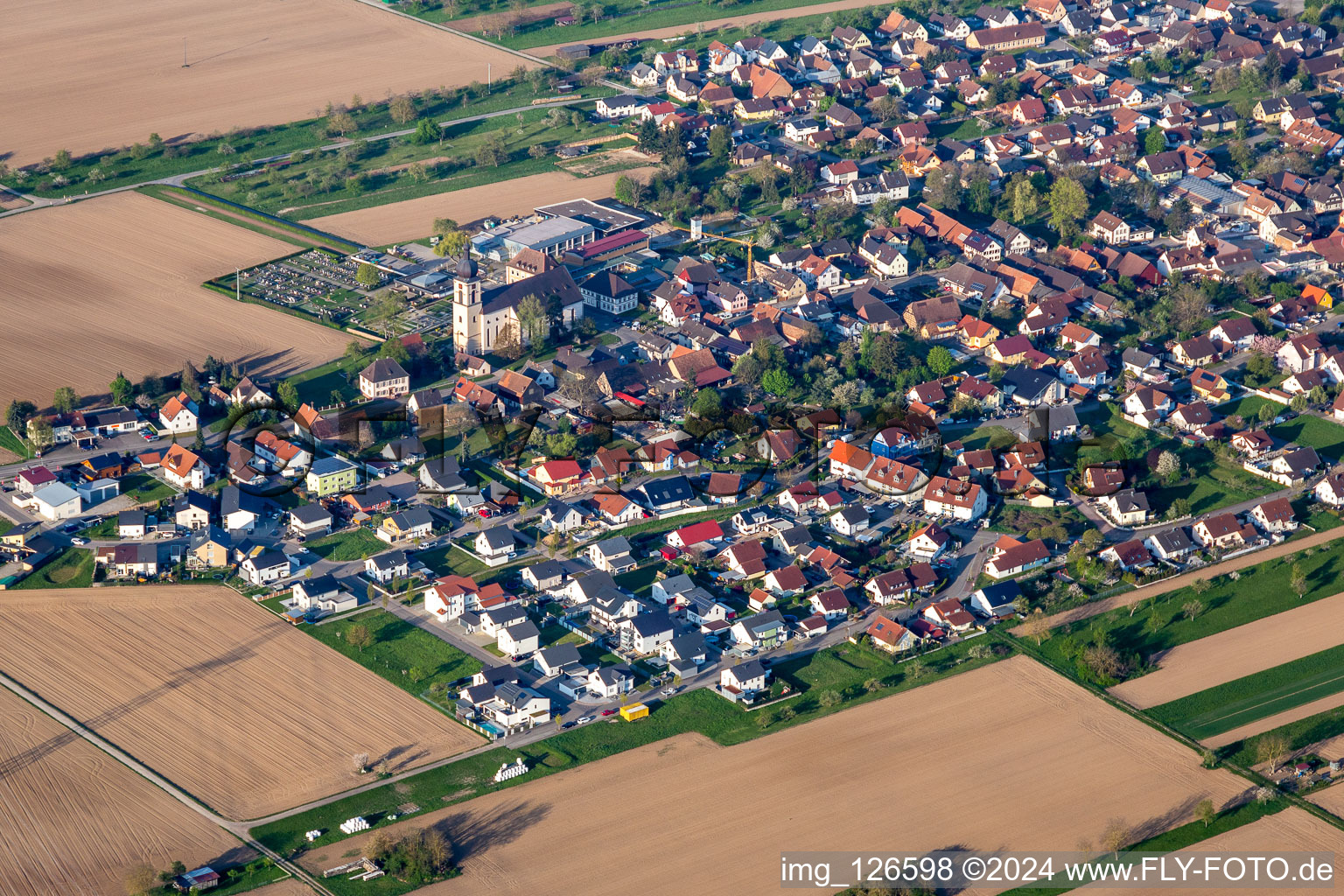 Vue aérienne de Église paroissiale Saint-Cyprien et Justine à Kappel-Grafenhausen à Kappel am Rhein dans le département Bade-Wurtemberg, Allemagne