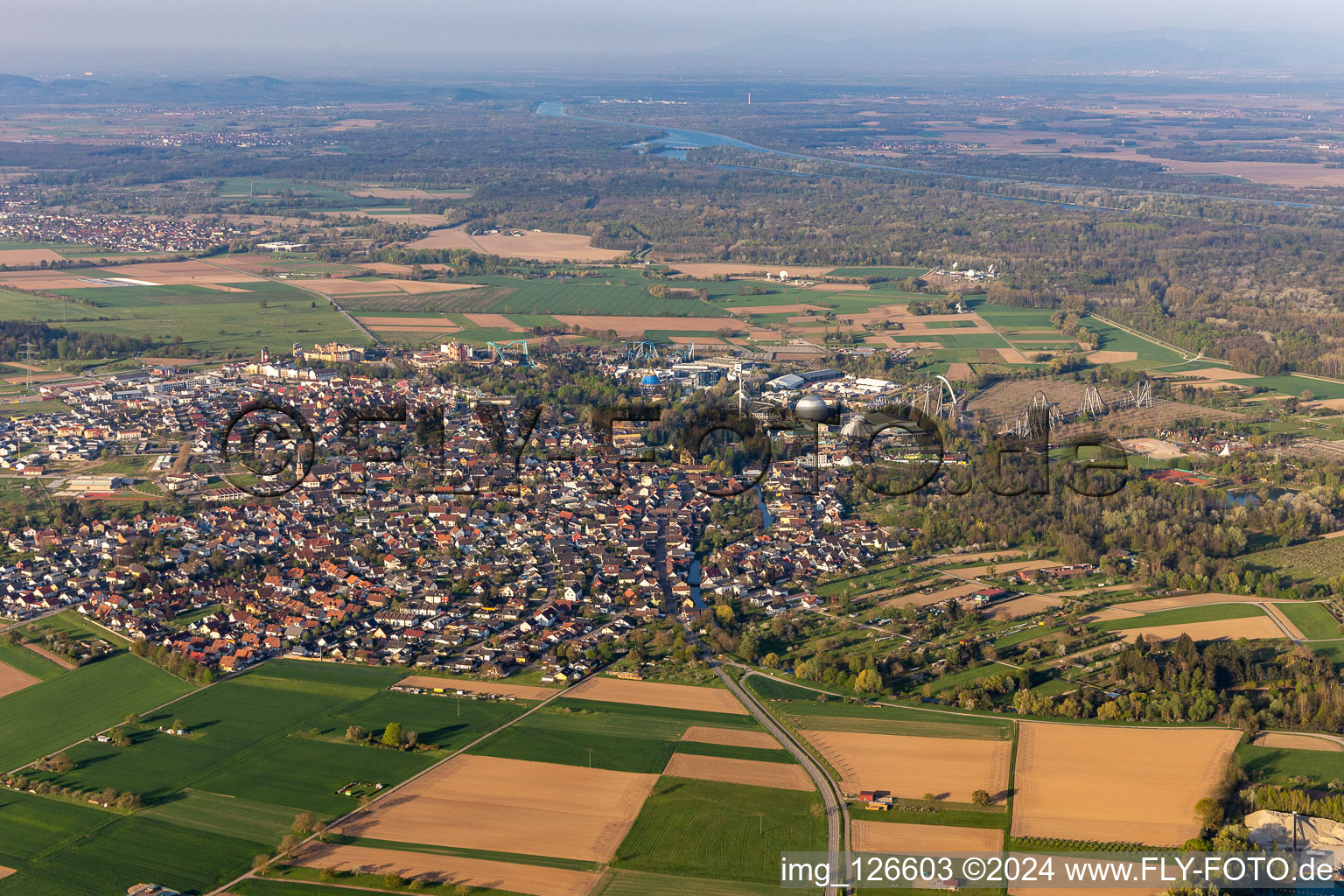 Vue aérienne de Zone urbaine avec périphérie et centre-ville à Rust dans le département Bade-Wurtemberg, Allemagne