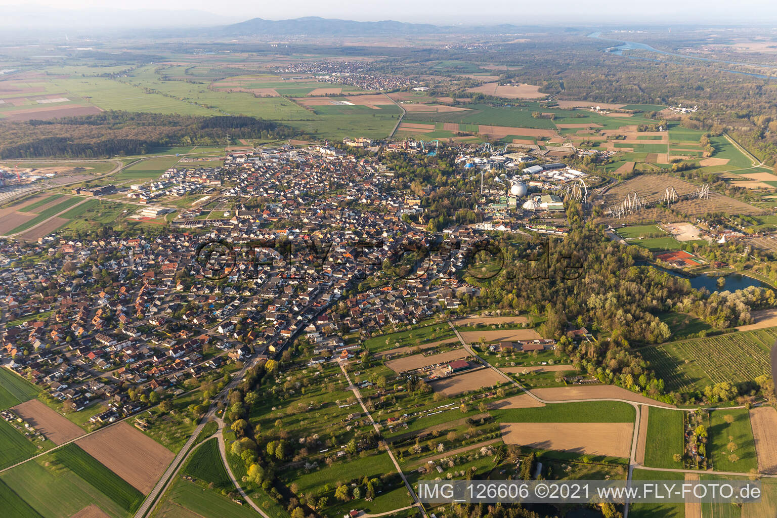 Vue aérienne de Zone urbaine avec périphérie et centre-ville à Rust dans le département Bade-Wurtemberg, Allemagne