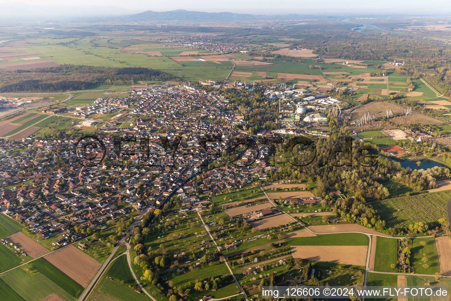 Vue aérienne de Zone urbaine avec périphérie et centre-ville à Rust dans le département Bade-Wurtemberg, Allemagne