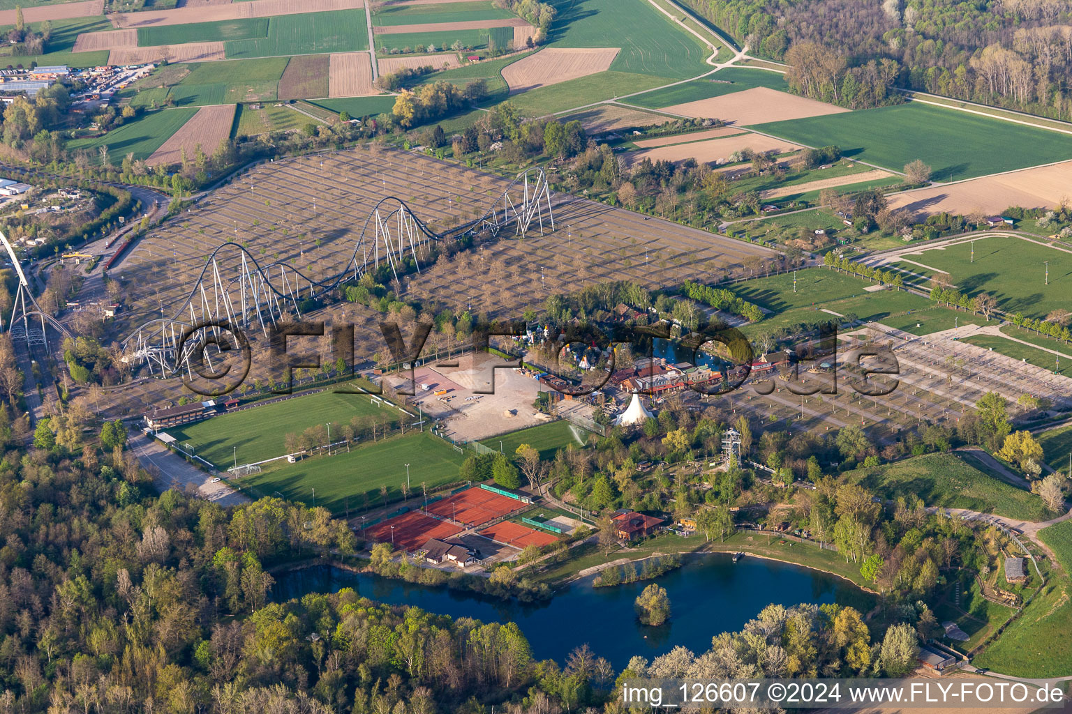 Vue aérienne de Parking vide du parc à thème Europa-Park pendant le confinement de Corona à Rust dans le département Bade-Wurtemberg, Allemagne