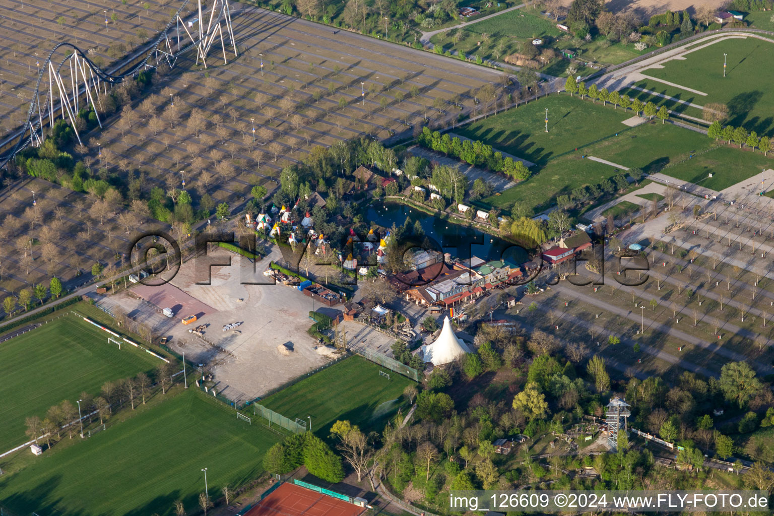 Photographie aérienne de Parking vide du parc à thème Europa-Park pendant le confinement de Corona à Rust dans le département Bade-Wurtemberg, Allemagne