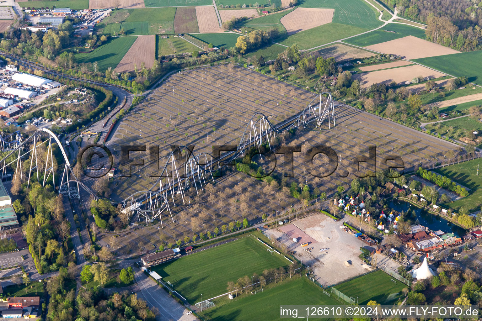 Vue oblique de Parking vide du parc à thème Europa-Park pendant le confinement de Corona à Rust dans le département Bade-Wurtemberg, Allemagne