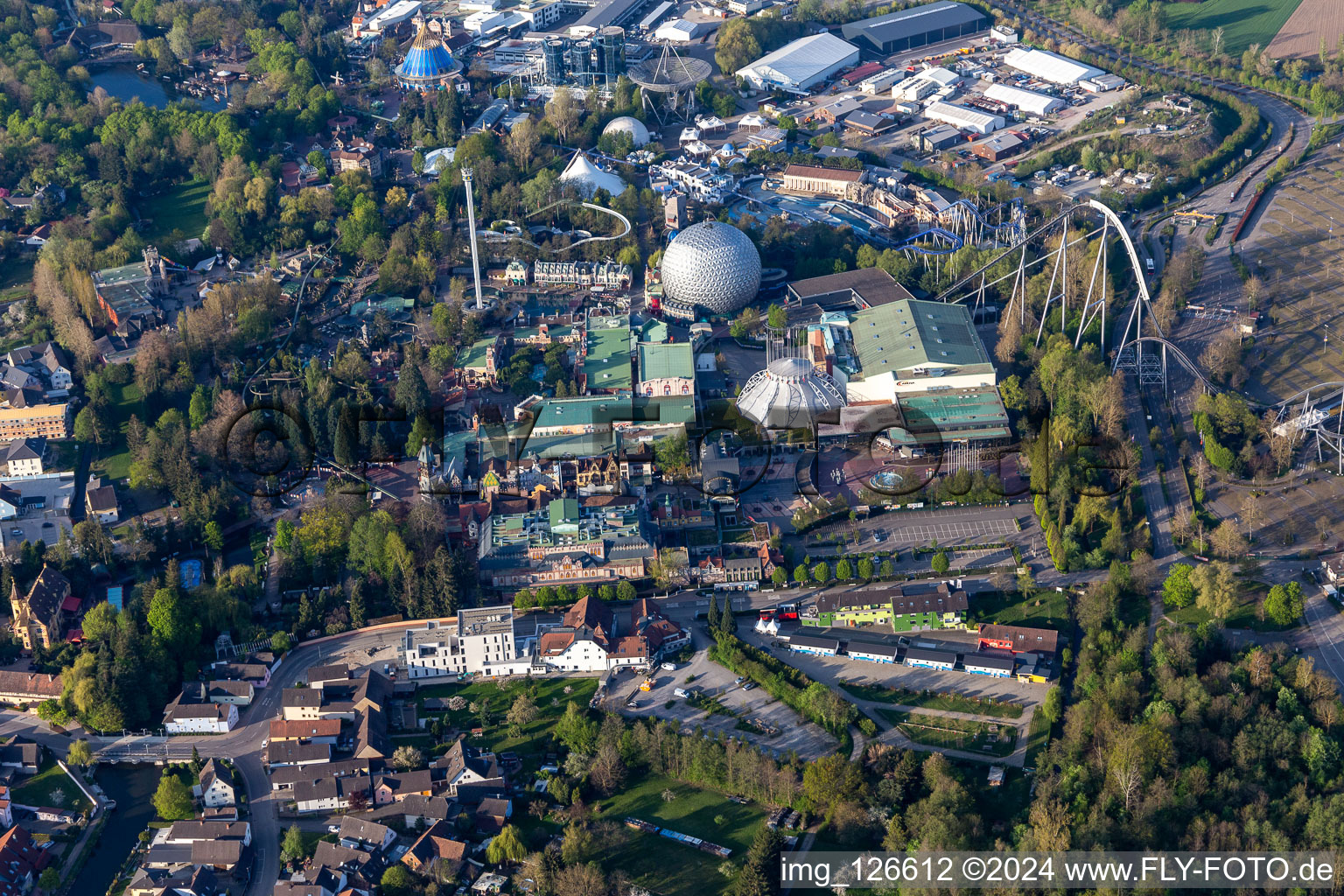 Vue aérienne de Eurosat CanCan Coaster dans le parc d'attractions Europa-Park fermé en raison du verrouillage de Corona à Rust dans le département Bade-Wurtemberg, Allemagne